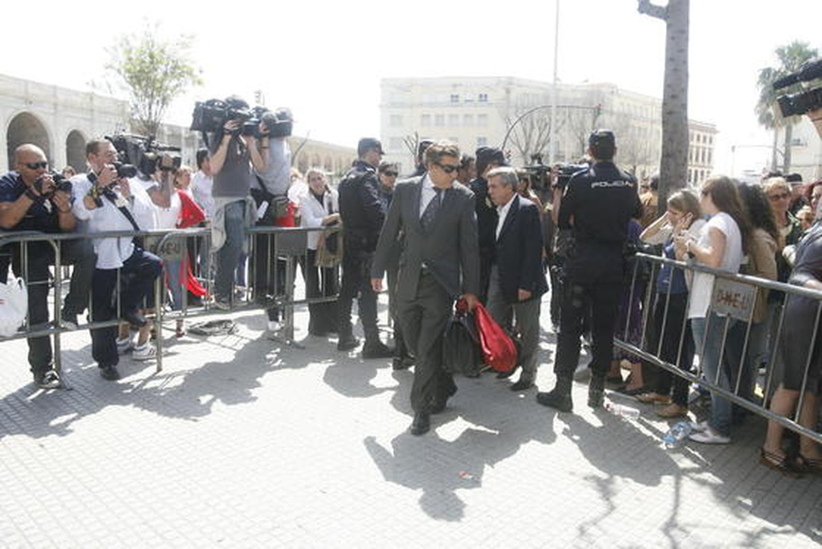 Otro de los imputados, José Luis López, a su llegada a la Audiencia./Fotos:Joaquín Pino/Lourdes de Vicente

Foto: Joaquin Pino / Lourdes de Vicente