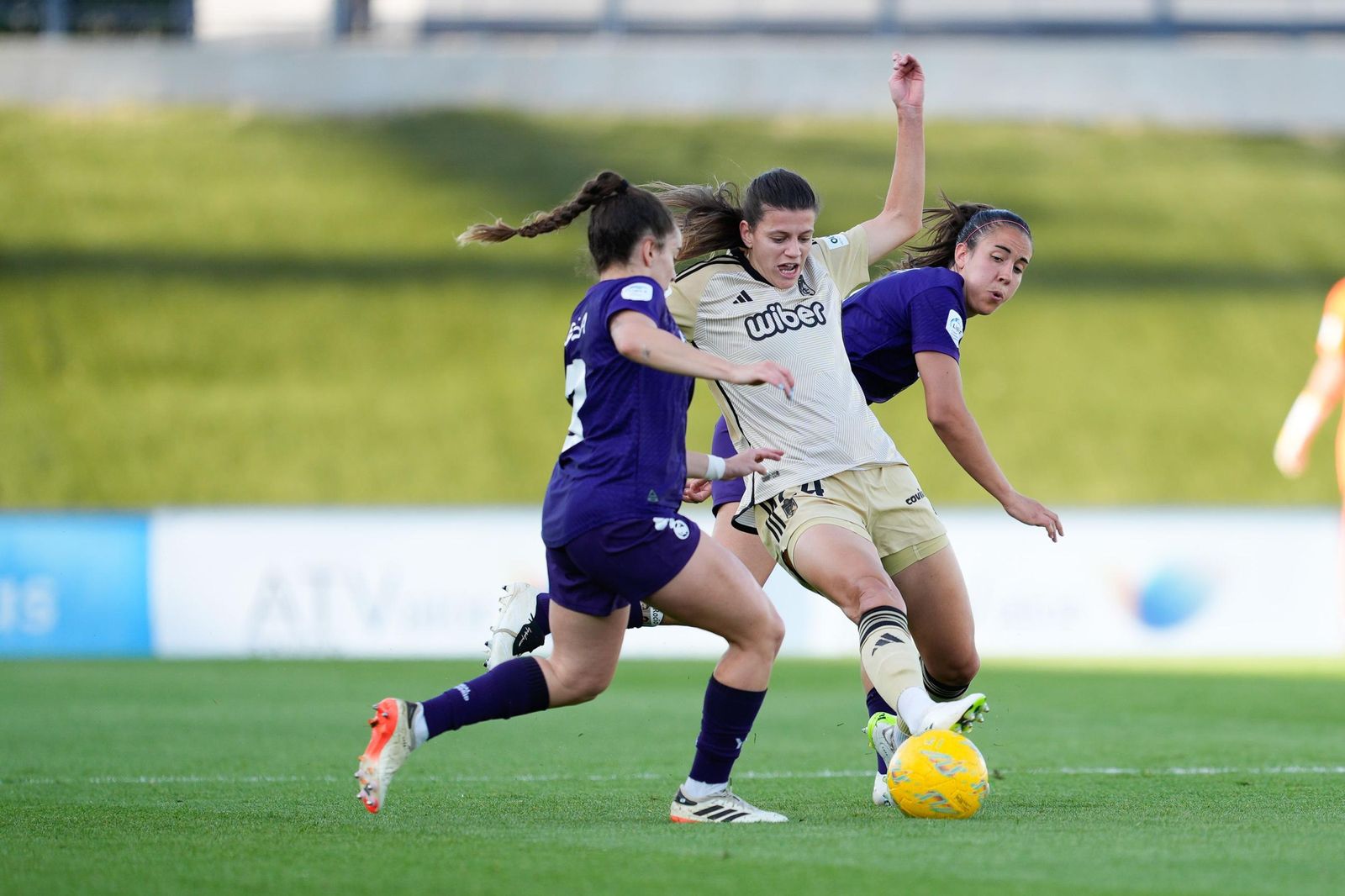 En acción Carlota, una de las jugadoras que deja el Granada