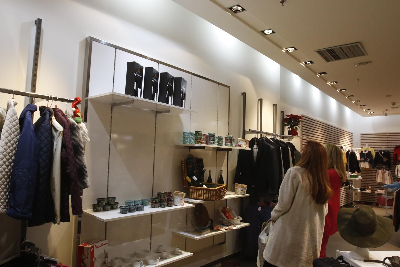 La tienda del centro comercial La Sierra para ayudar a los enfermos de cáncer, en imágenes