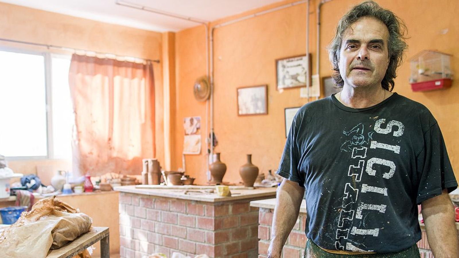 Alfonso Hidalgo en su taller alfarero.