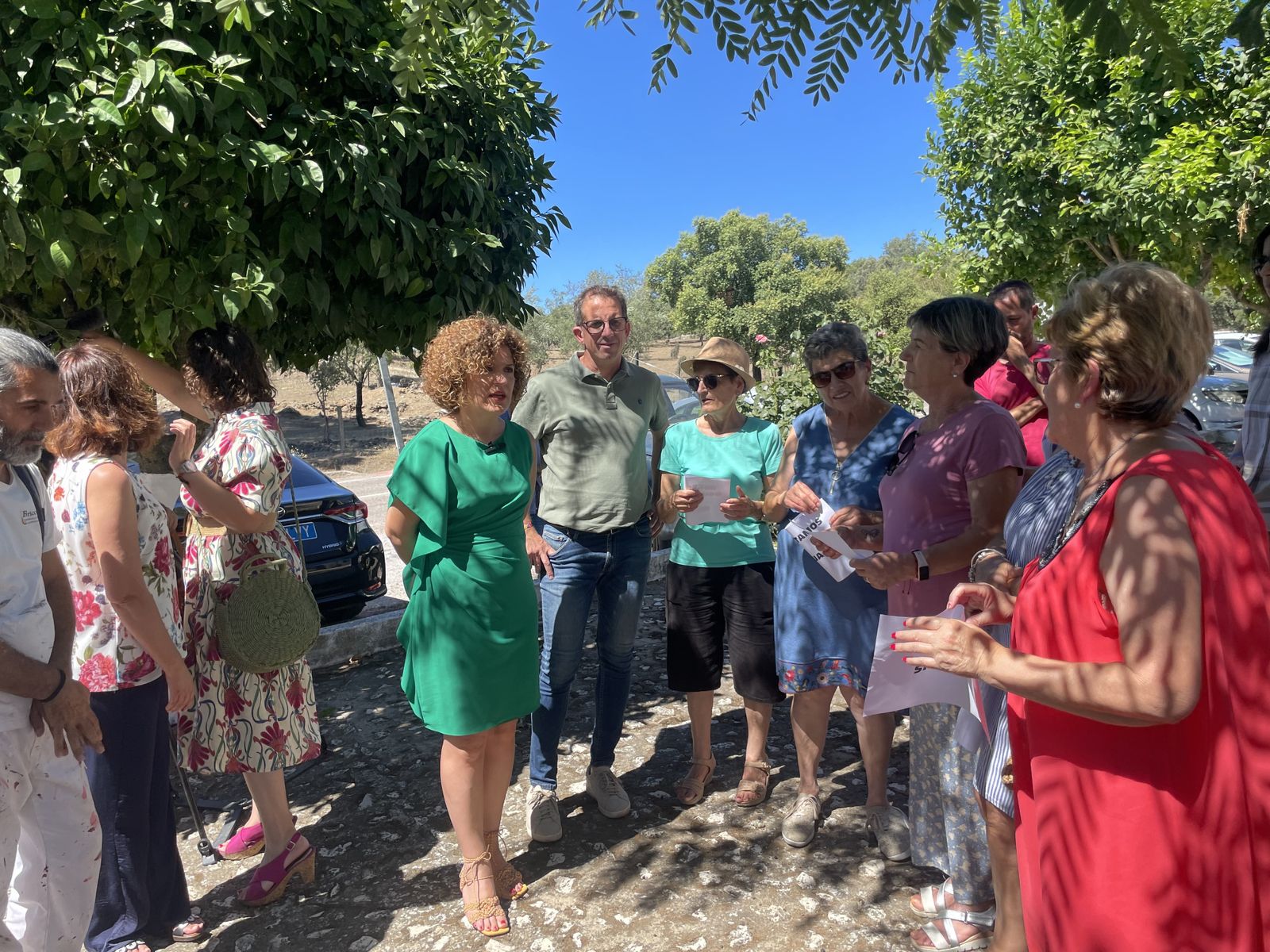 María Eugenia Limón conversa sobre los cortes de agua en la Sierra de Aracena