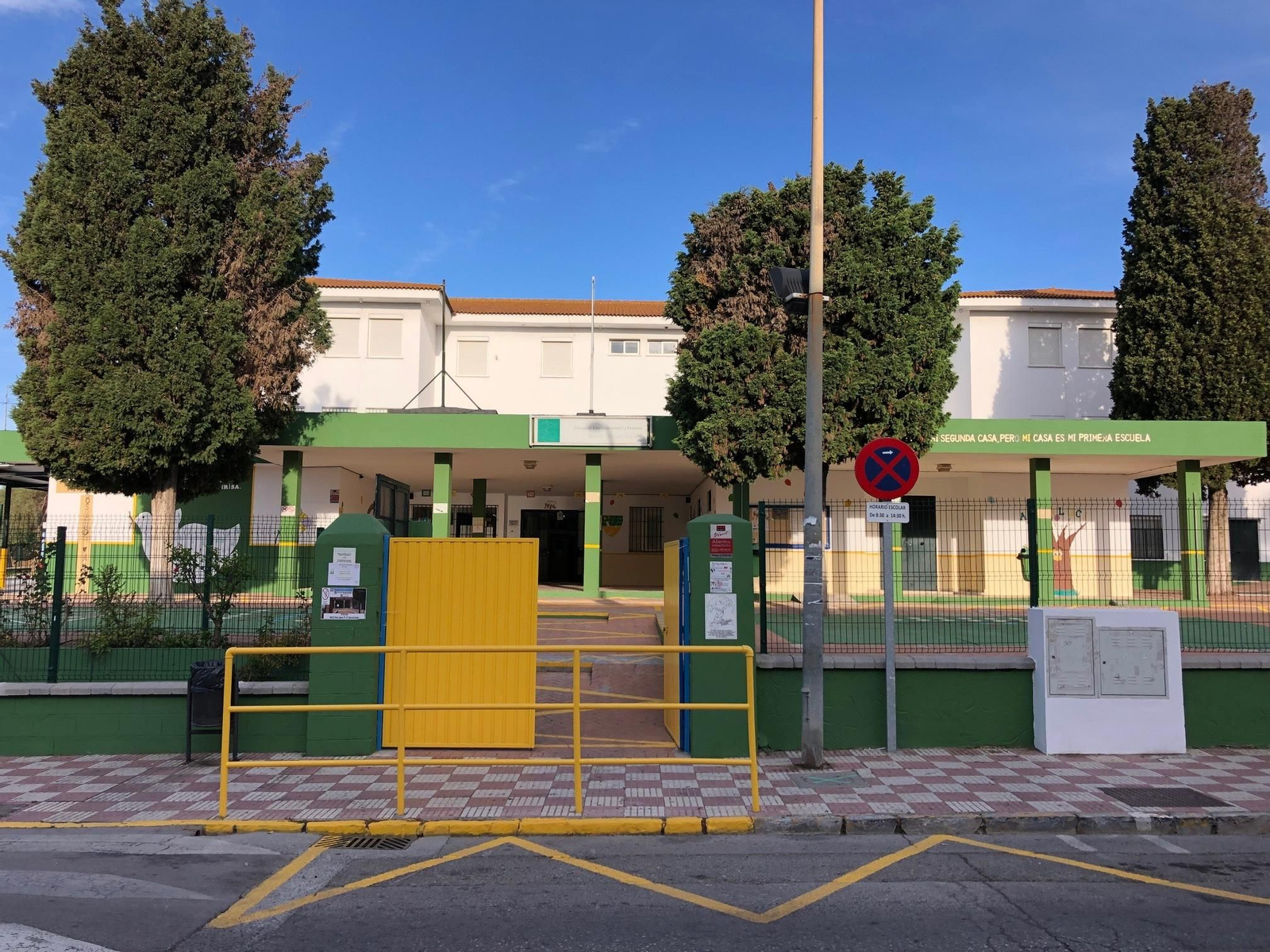Entrada de un colegio de Los Barrios.