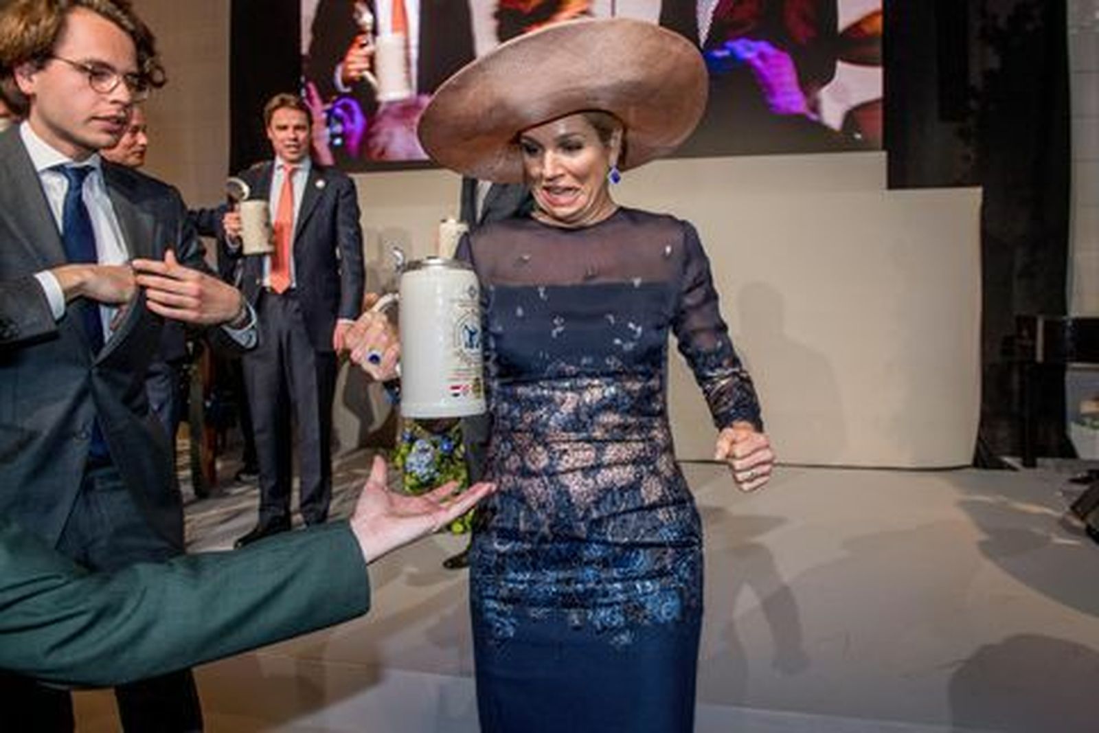 Máxima de Holanda,  con una pinta de cerveza.