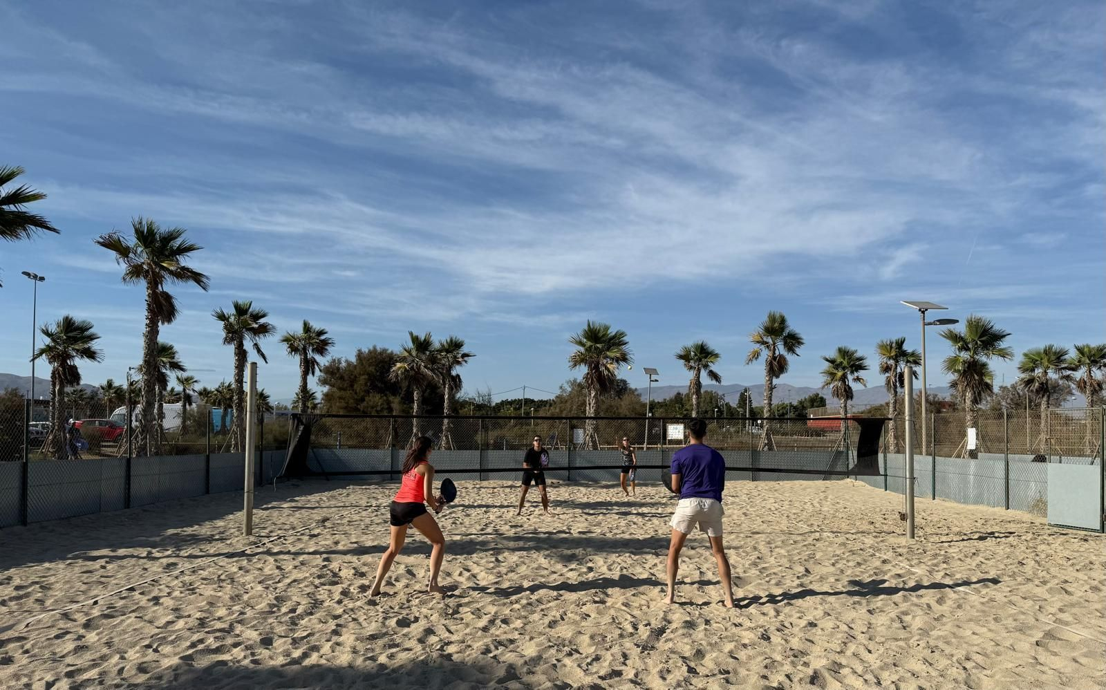 Dos parejas disputan un encuentro de tenis playa durante el Torneo de Feria celebrado en las instalaciones del Delta del Andarax.
