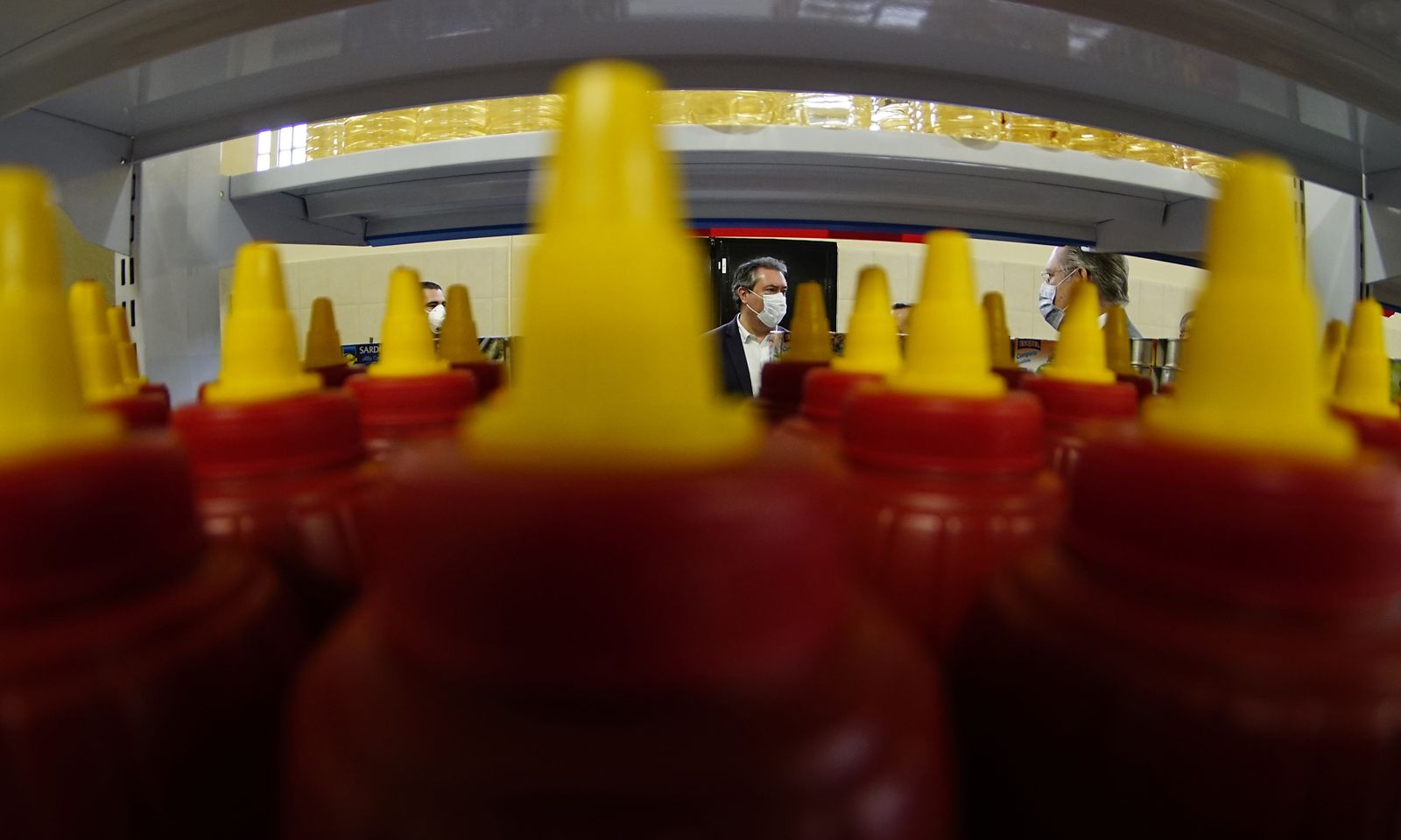 Coronavirus en Sevilla: Visita al economato social de las hermandades en el casco antiguo