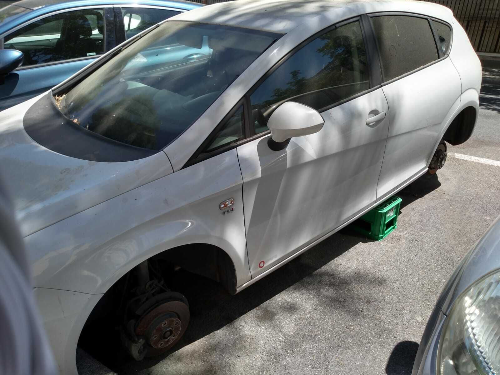 Un vehículo al que sustrajeron las ruedas.