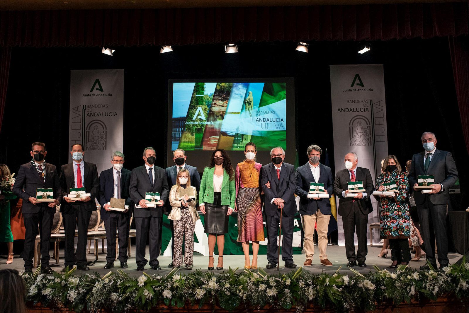 Foto de familia tras la gala de las Banderas de Andalucía, celebrada en el Teatro Cinema Corrales.