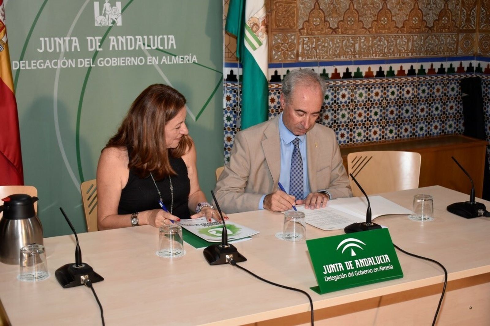 La Delegada de Educación, Igualdad, Políticas Sociales y Conciliación, María del Carmen Castillo, junto al director del Centro de Experiencias Michelin  Almería, Javier Deleyto.