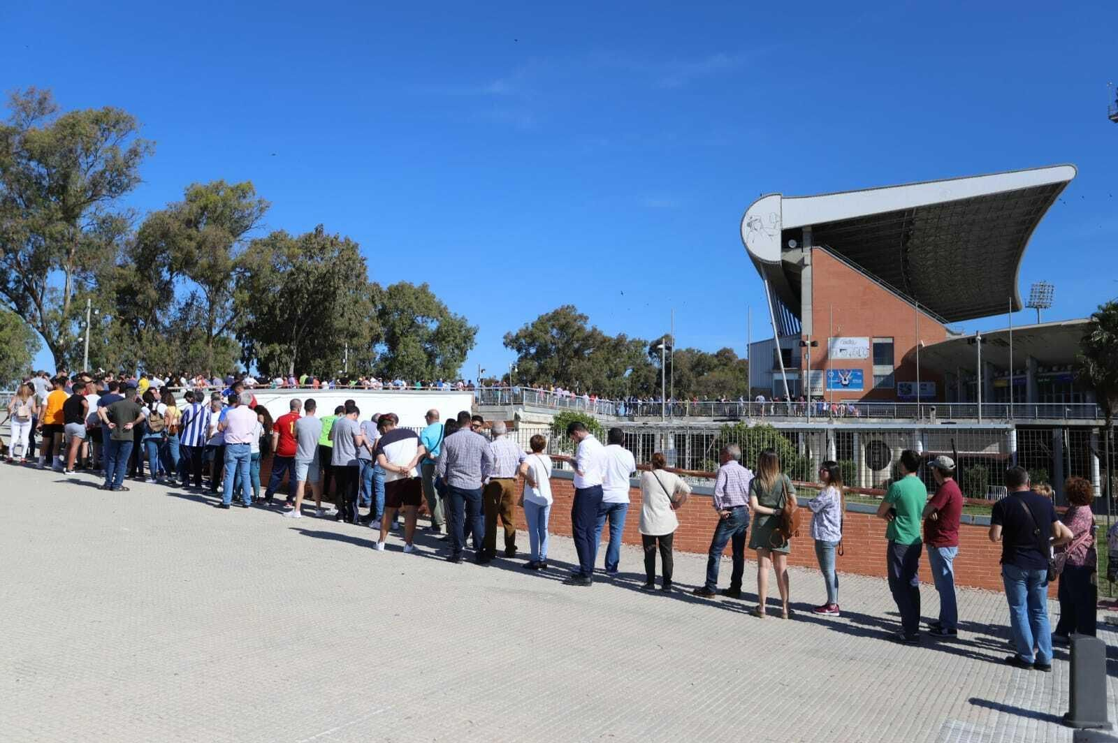 Las colas en las taquillas del Nuevo Colombino