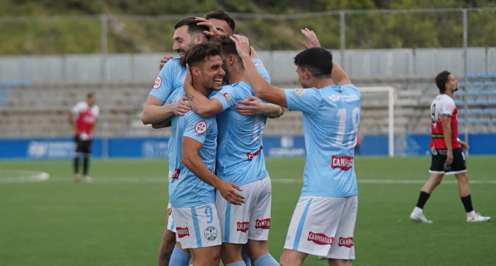 Los jugadores del Ciudad de Lucena celebran el gol de Dieguito al Espeleño.
