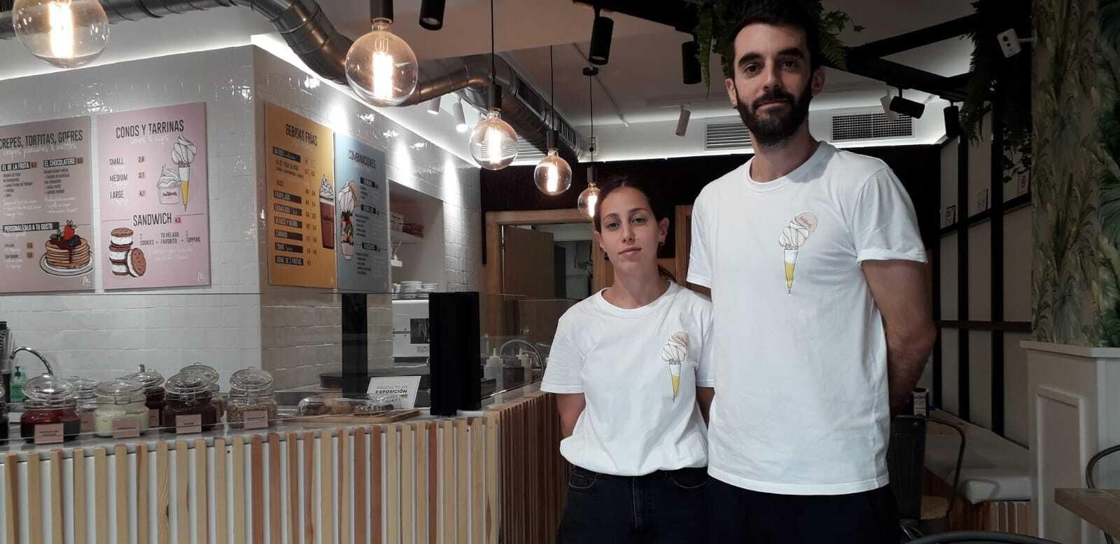 Florencia Fernández y Francisco Capozzi, propietarios de la heladería Martonela, en la calle Ancha.
