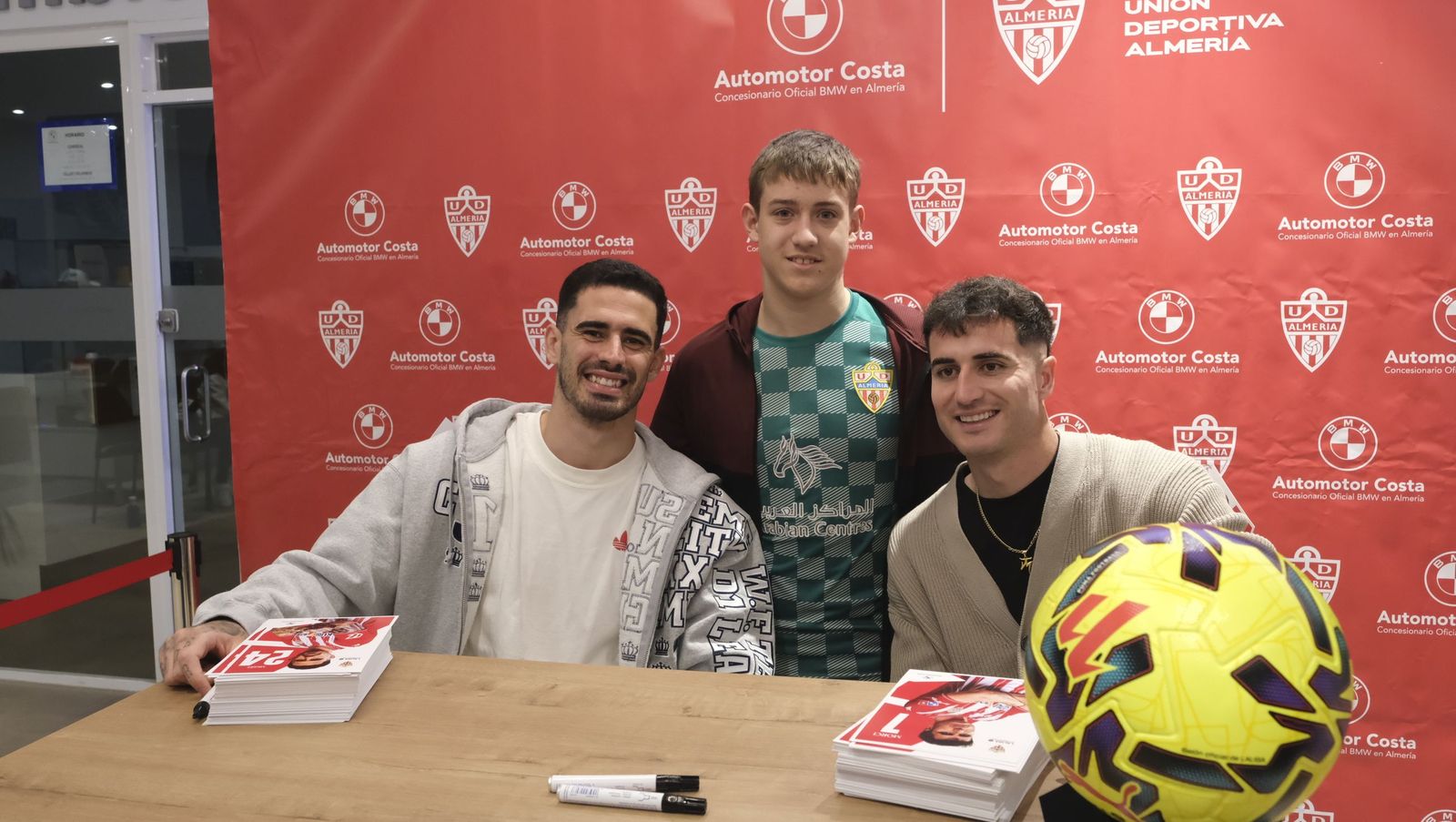 Jon Mocillo y Miguel de la Fuente firman autógrafos en Automotor Costa BMW