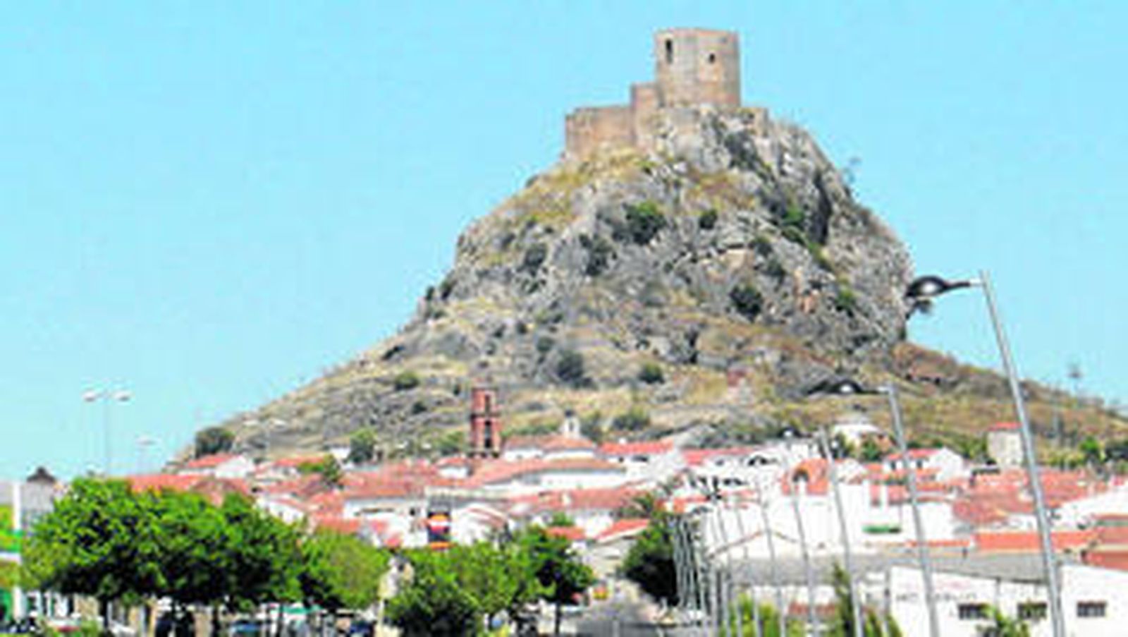 Vistas del castillo desde la calle que Rafael Canalejo Cantero que lleva a él.