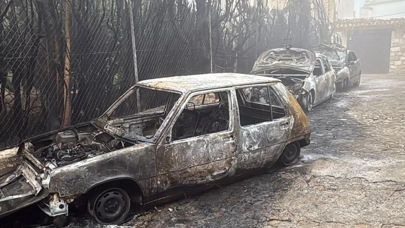 Vehículos calcinados tras un incendio en Baeza.