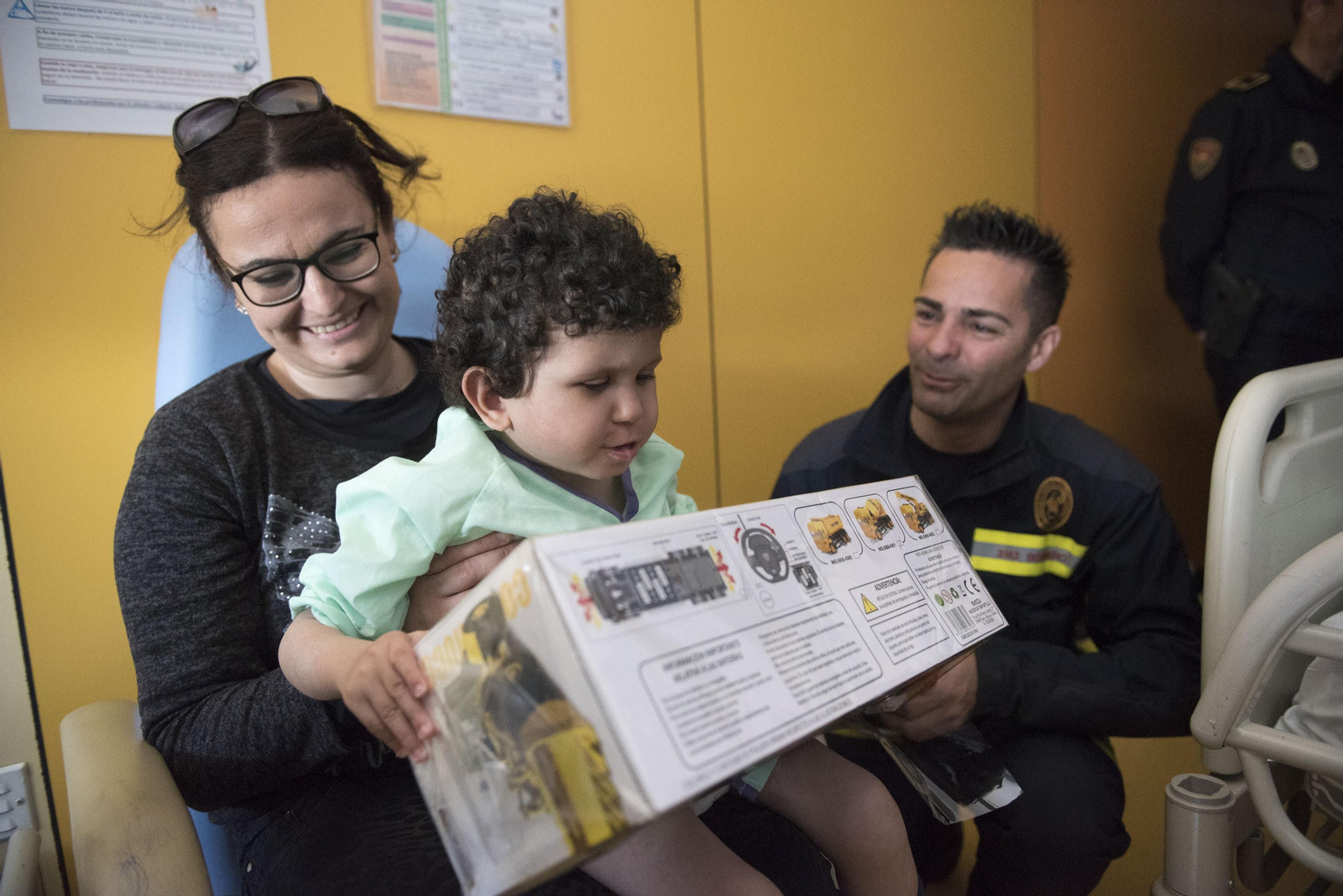 Las Fuerzas de Seguridad visitan a los menores ingresados en el Hospital Materno Infantil