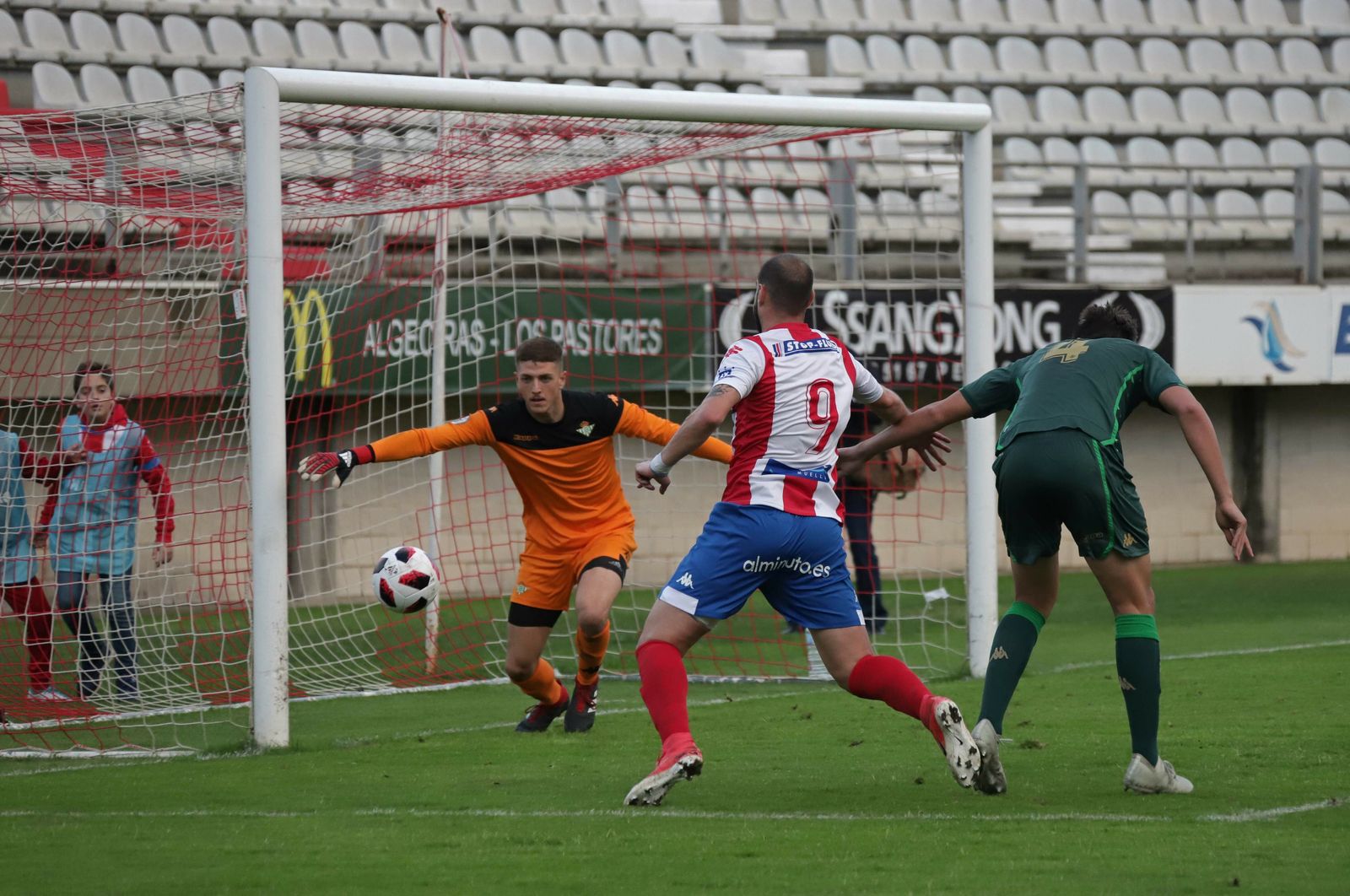 Lance del partido de la primera vuelta entre Betis Deportivo y Algeciras.