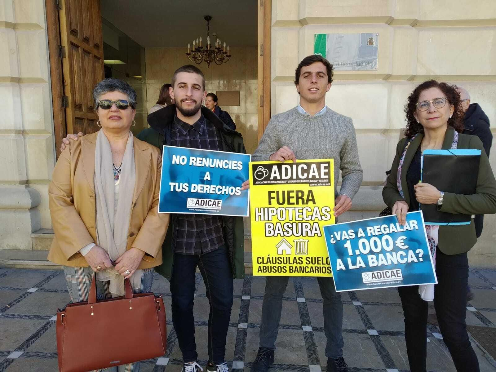 Adicae presentando la demanda colectiva en los juzgados de Plaza Nueva Adicae presentando la demanda colectiva en los juzgados de Plaza Nueva