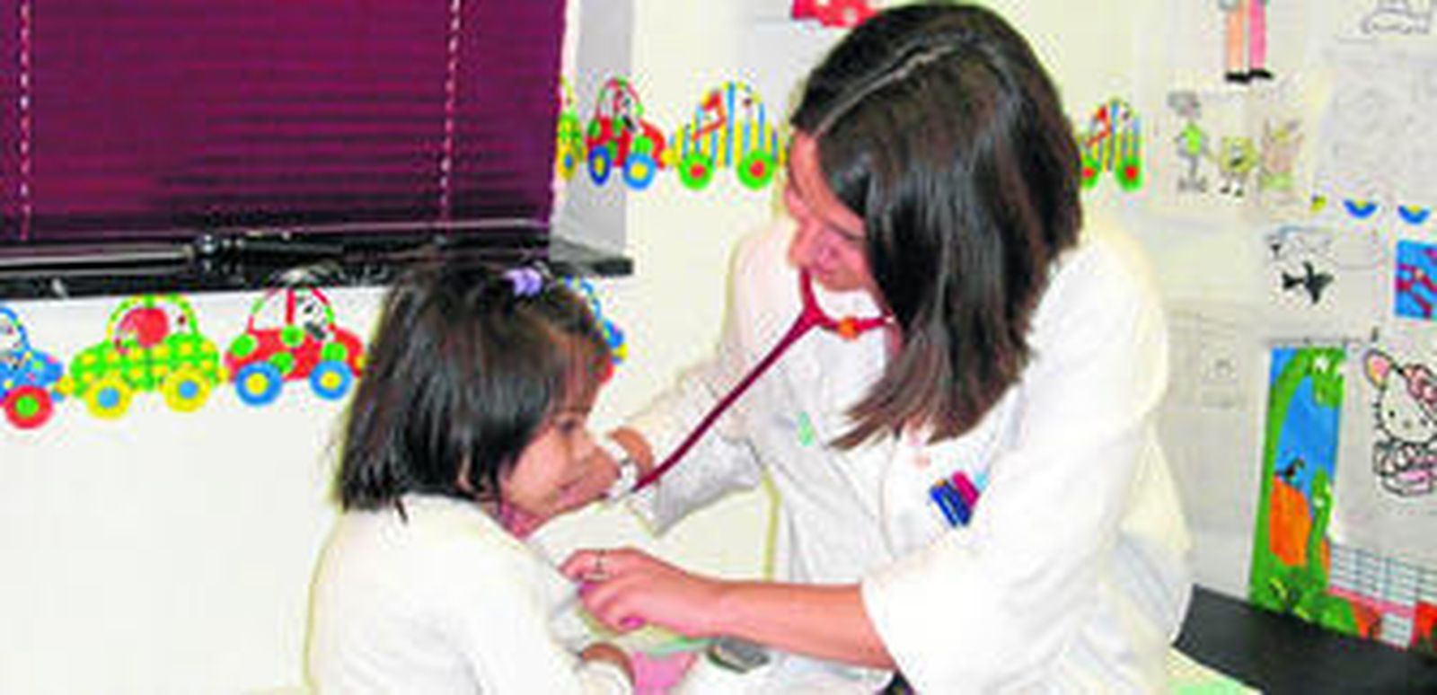 Una niña está siendo explorada por una pediatra en urgencias.