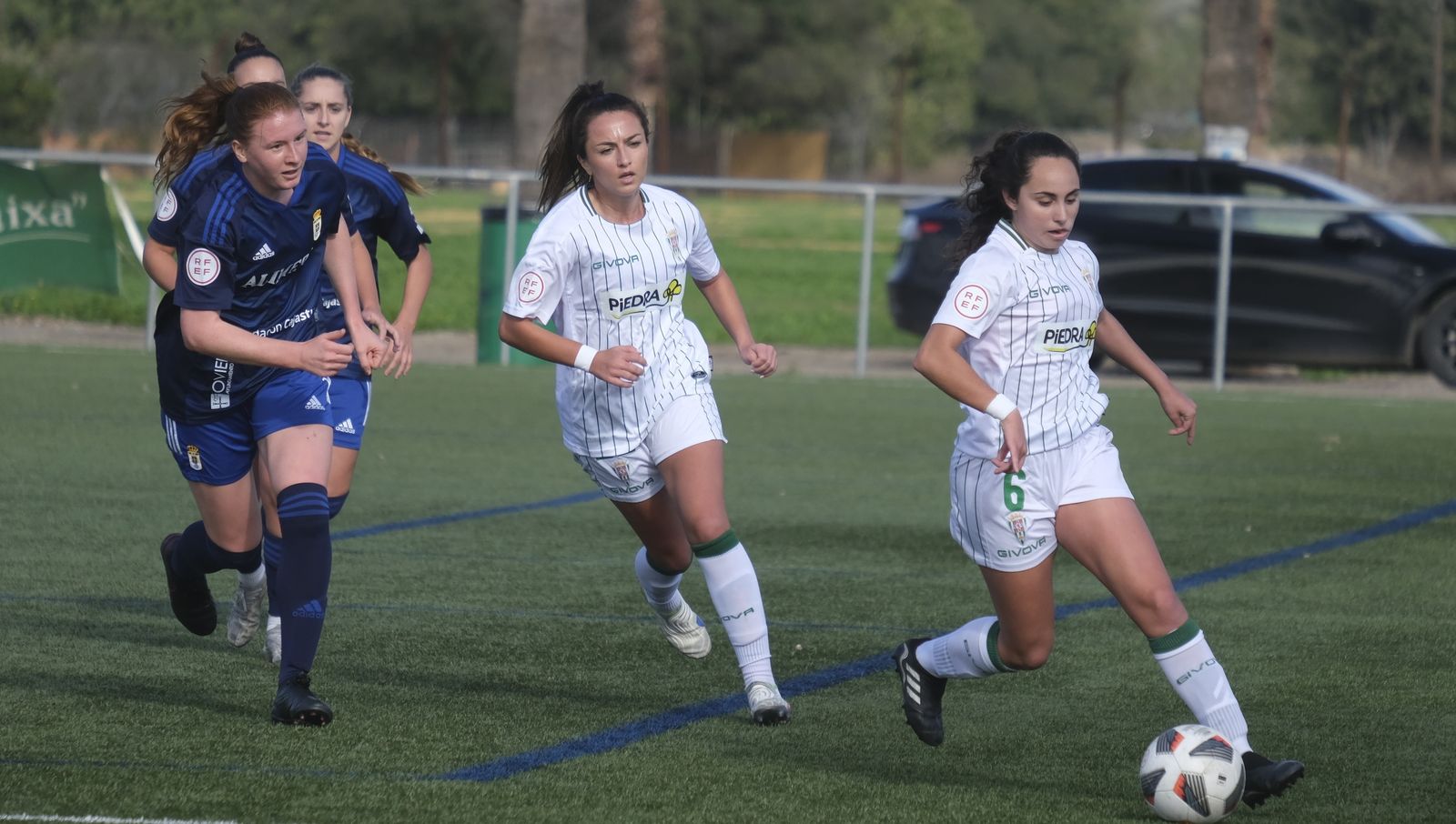 Ana Ocón controla el balón ante la presencia de una rival.