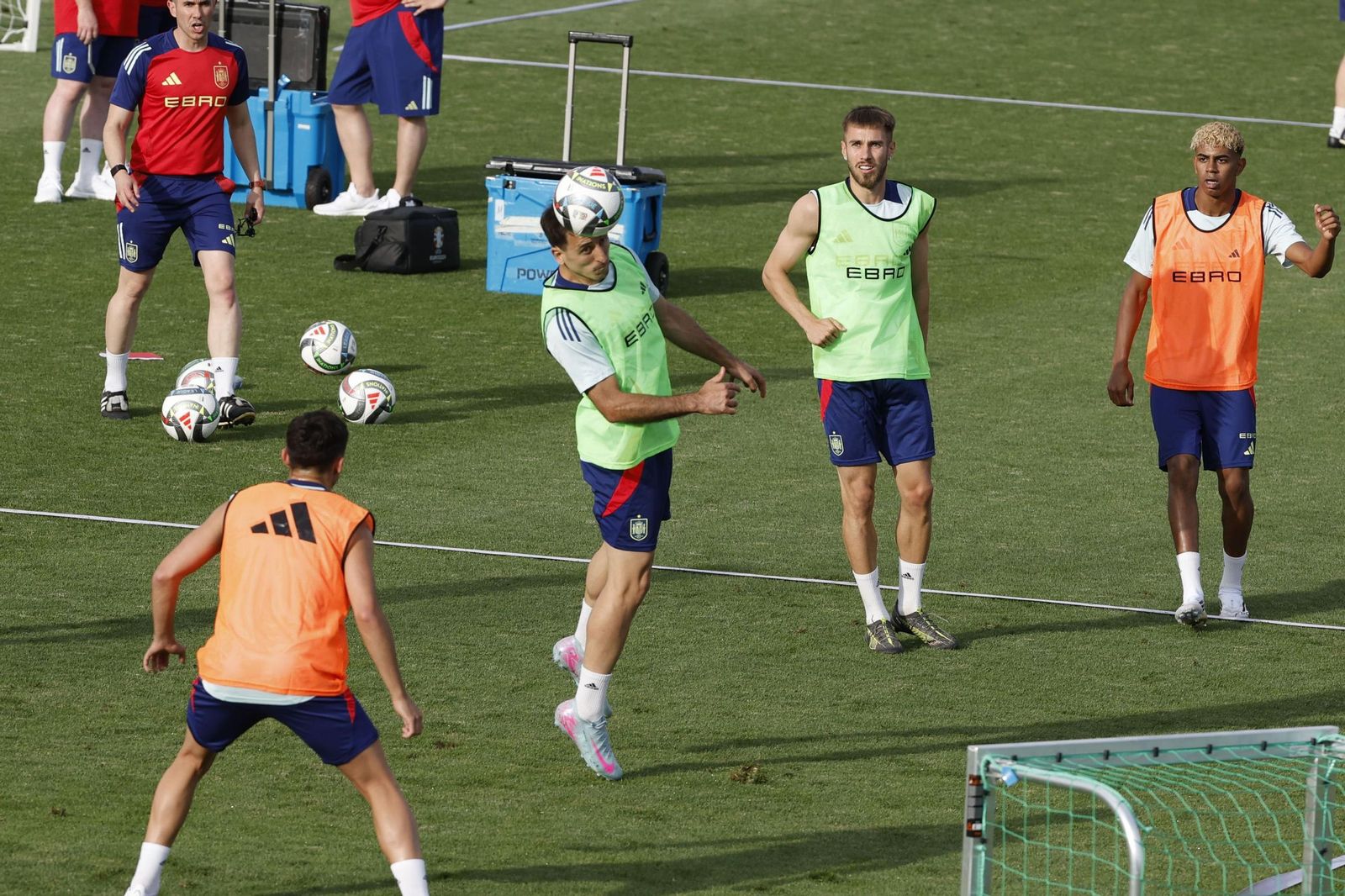 Dean Huijsen sonríe con España mientras espera a Isco