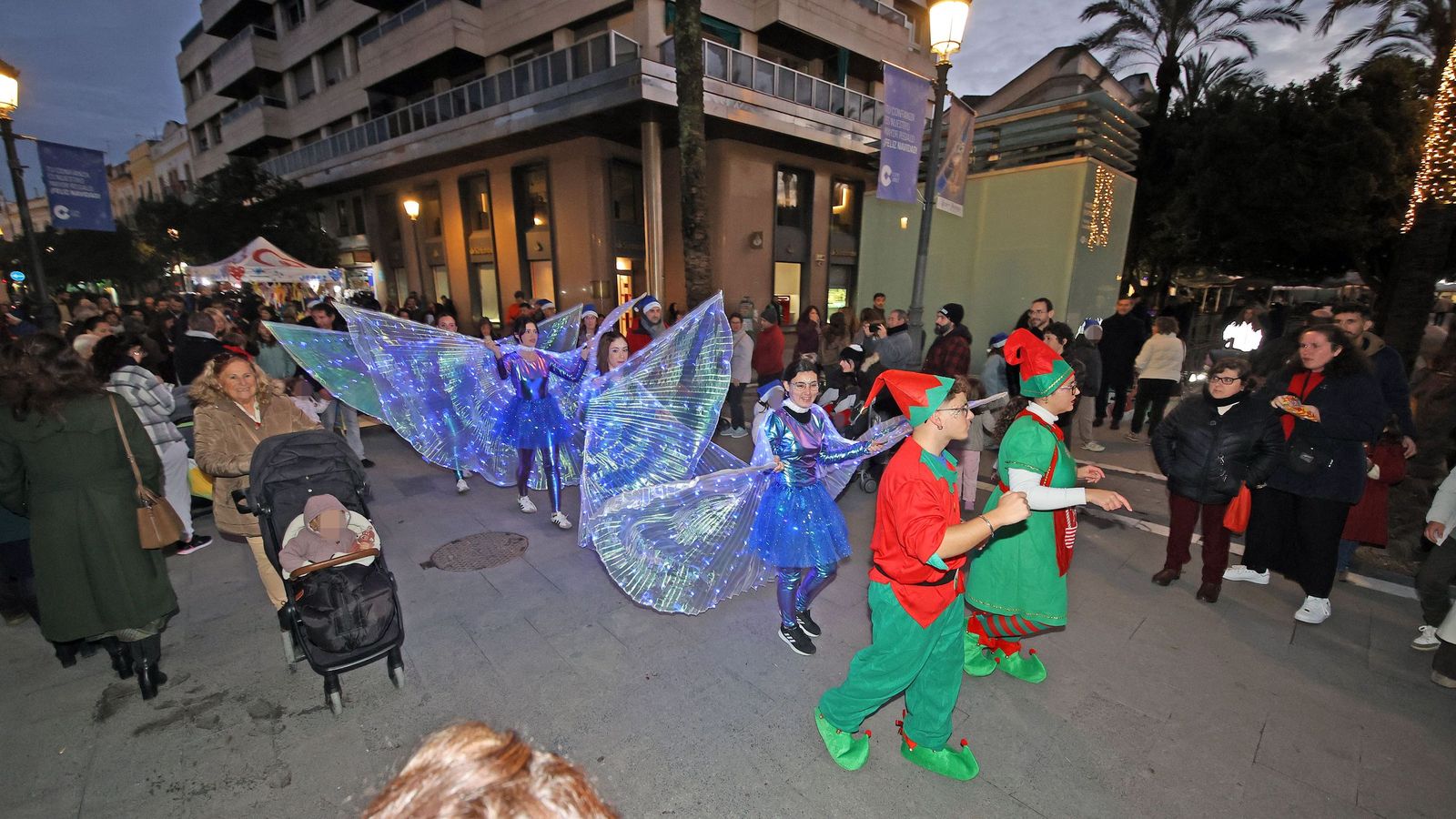 Imágenes del pasacalle navideño de Acoje por el centro de Jerez