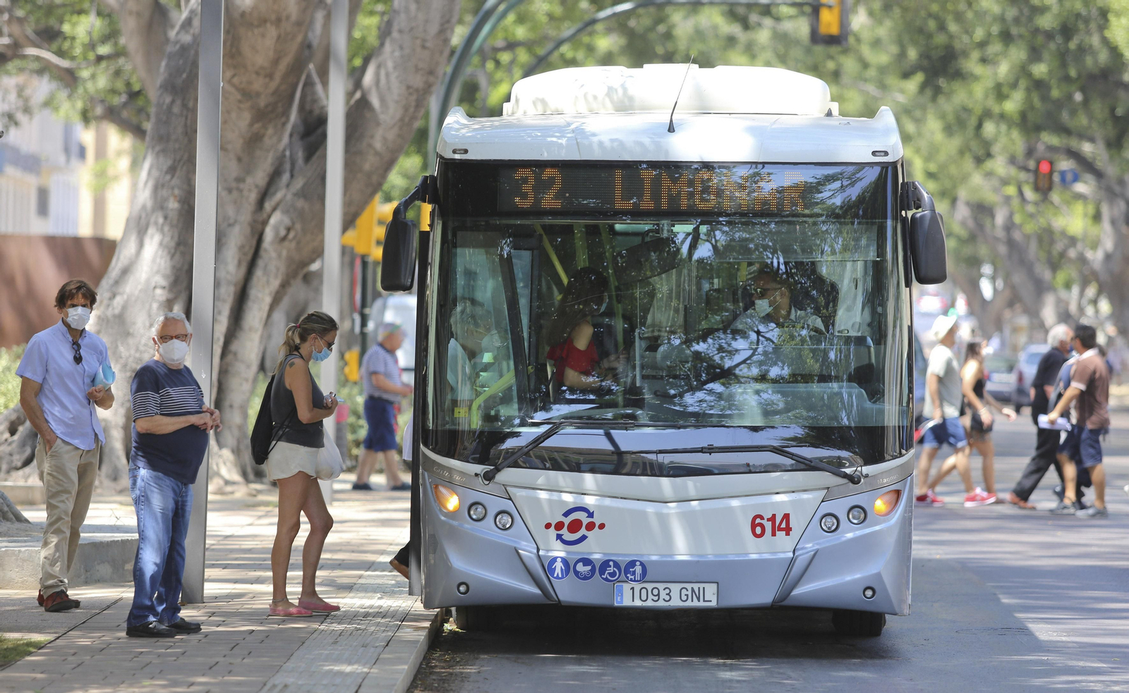 Un autobús de la EMT parado en la Alameda Principal.