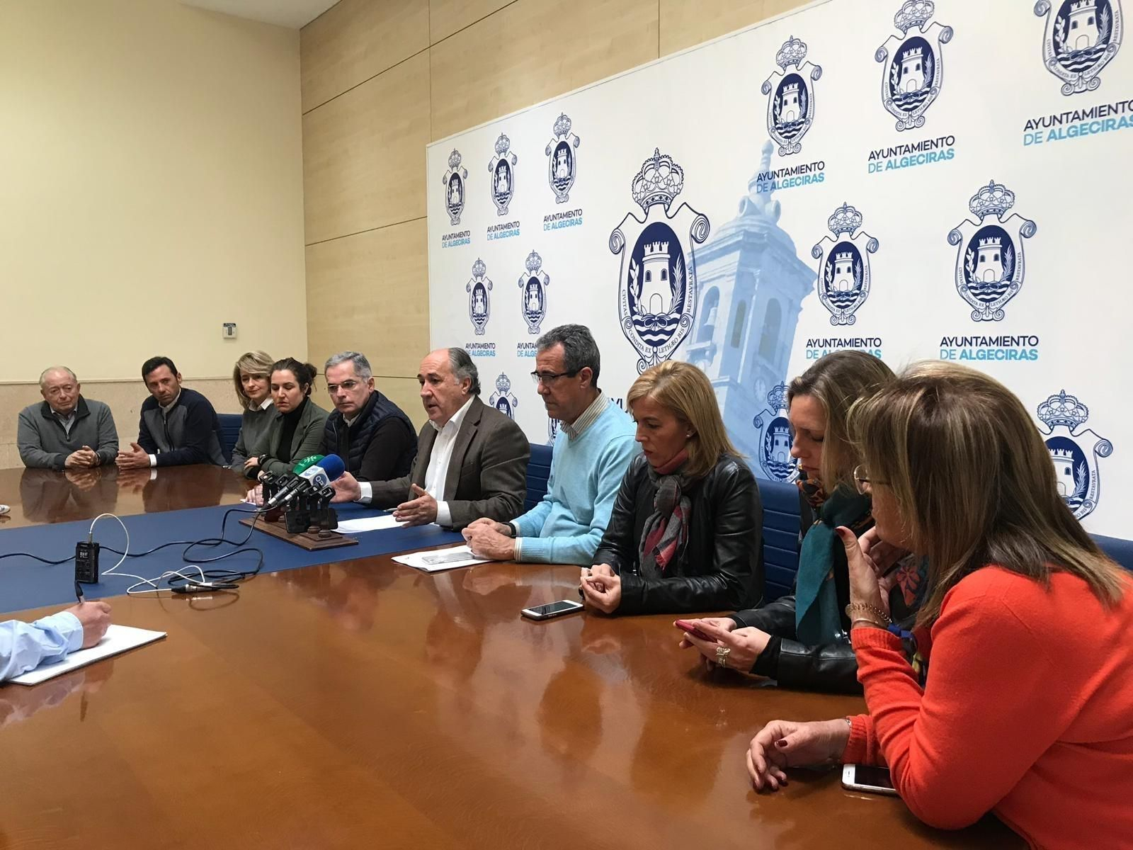 El equipo de Gobierno casi al completo presentó ayer las nuevas plazas de Policía Local.