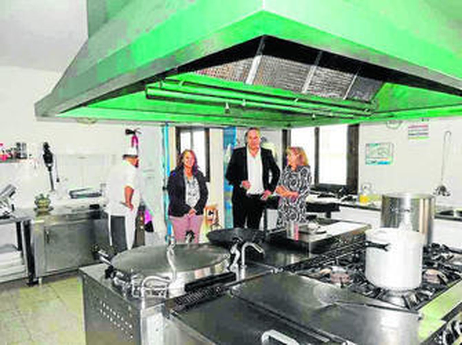 Ruiz Boix y Marchena supervisan la nueva cocina del centro.