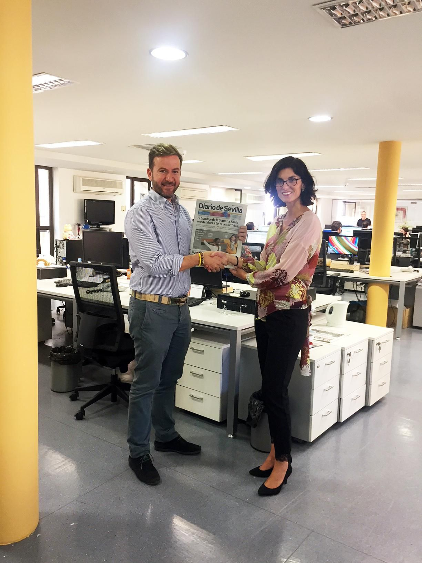 Javier Villa, de Go Eventos! y María Maldonado, Gerente de Joly Digital y responsable del portal Wappíssima, en la redacción de Diario de Sevilla.