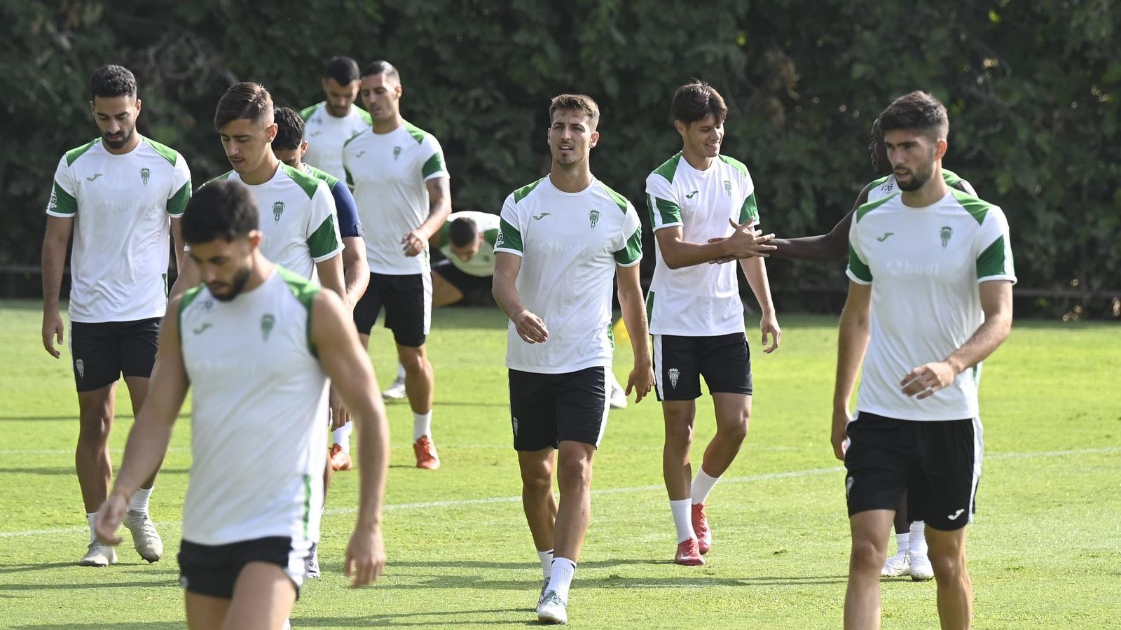 Pedro Ortiz, entre Requena y Théo Zidane, durante un entrenamiento en la Ciudad Deportiva.