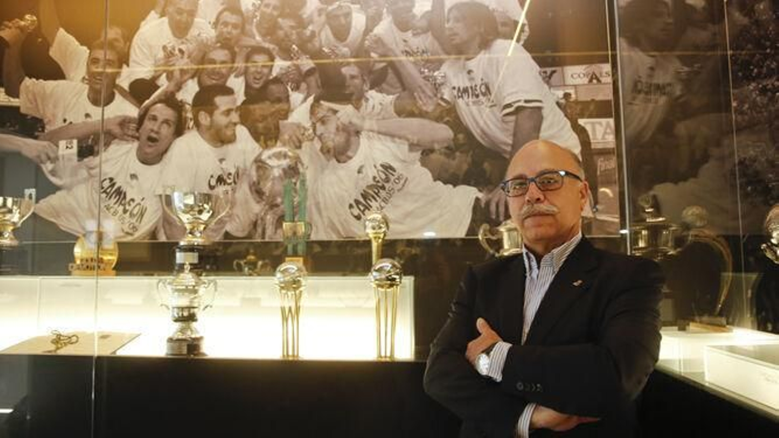 El presidente del Unicaja Eduardo García, en la sala de trofeos del club.