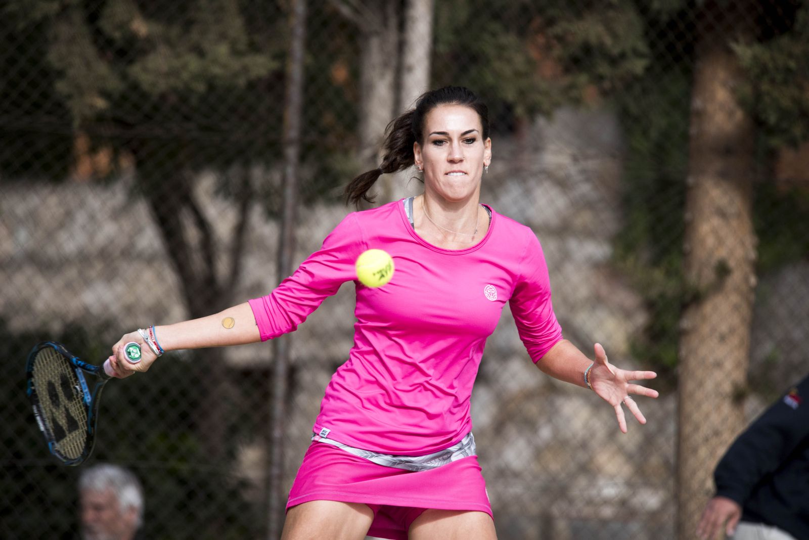 La granadina Nuria Párrizas golpea con rabia una bola durante su encuentro ante Carla Suárez, cuando aún se jugaba en las instalaciones del Serrallo.