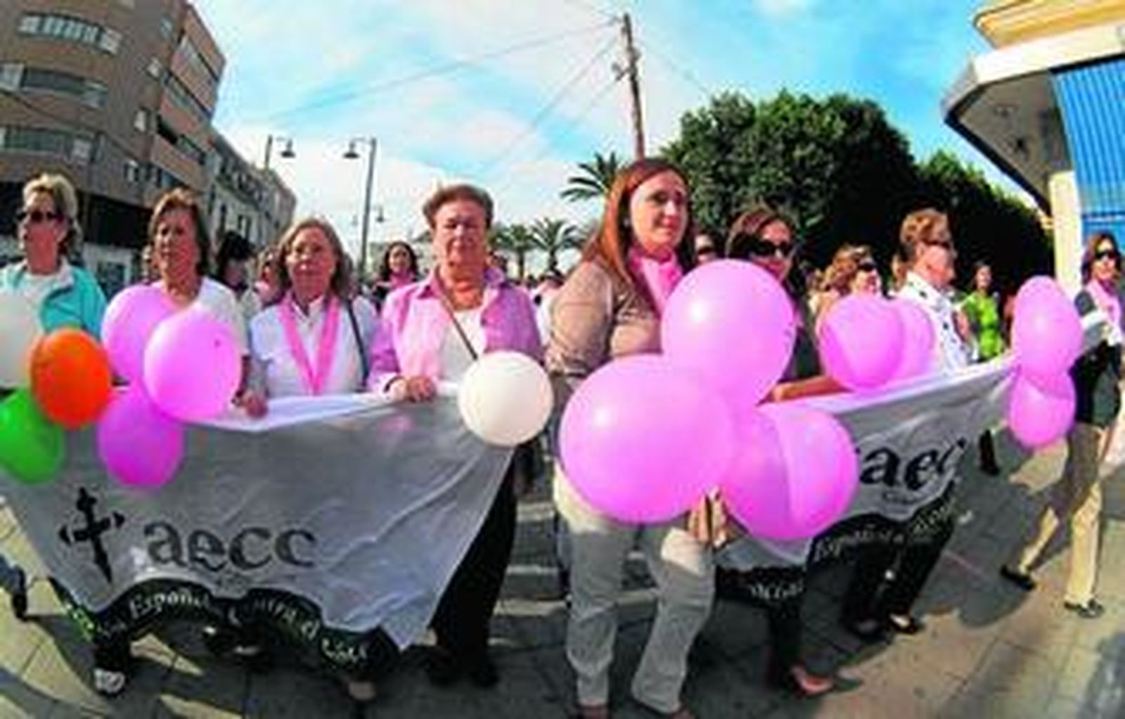 Una marcha simbólica recuerda el día mundial contra el cáncer de mama