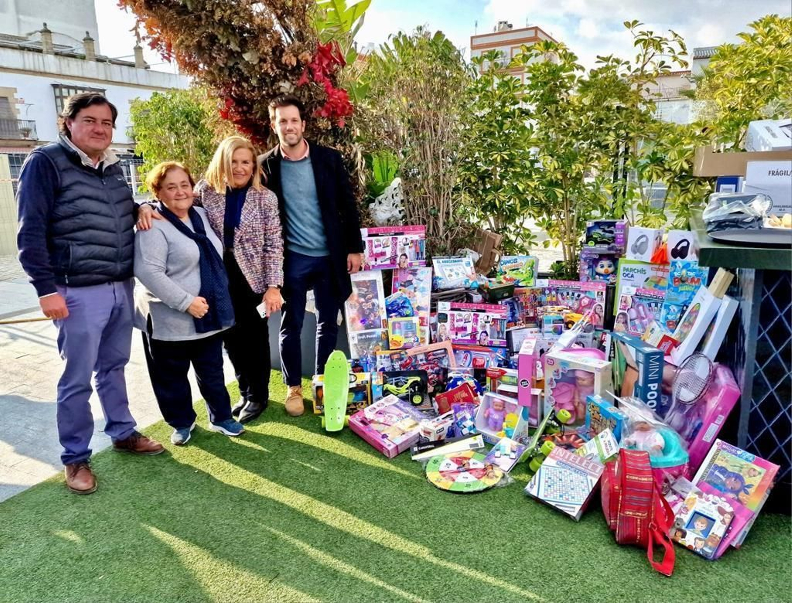 Carmen Lara, con miembros de la hermandad y un representante de La Cristalera.