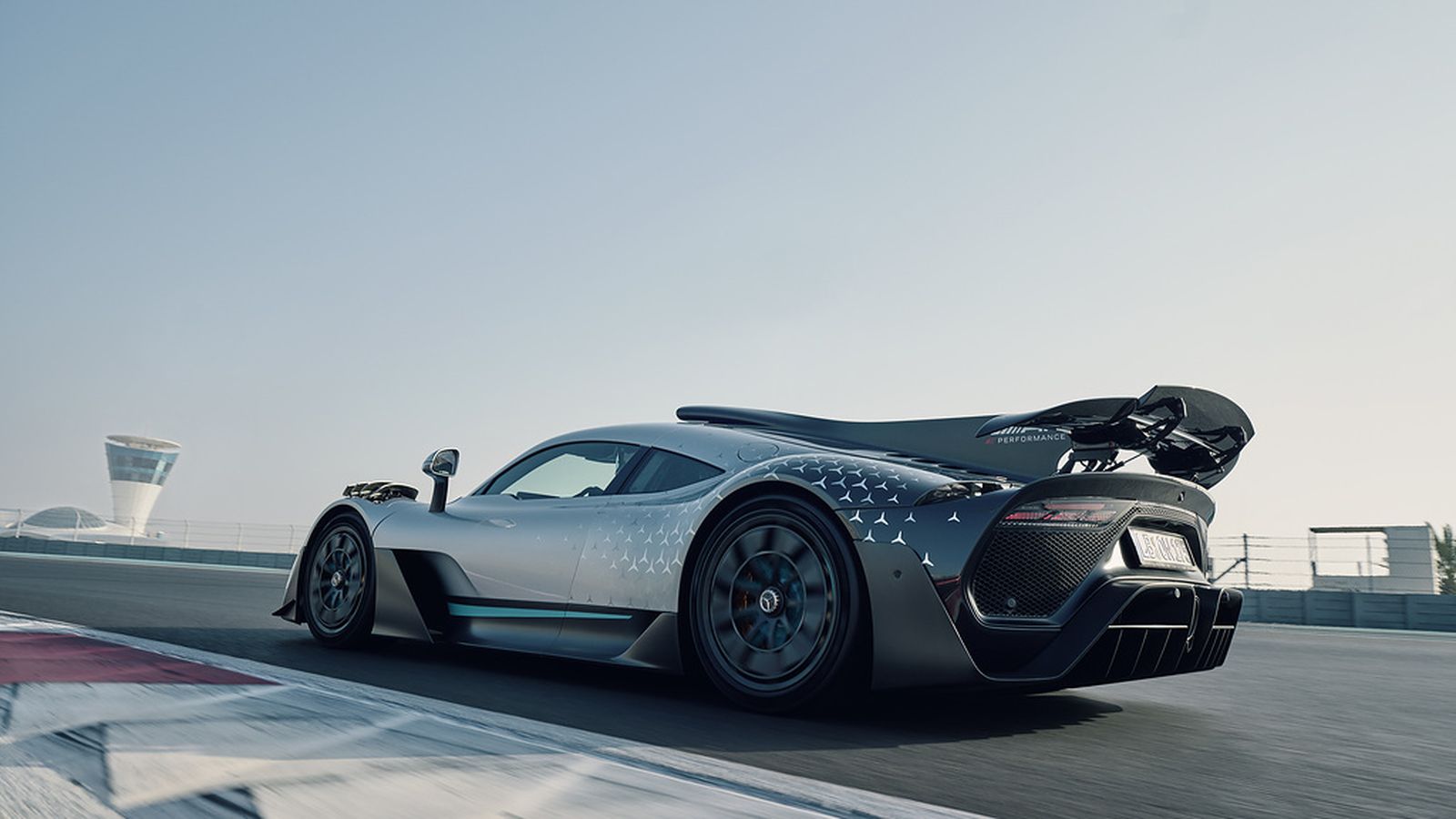 El objetivo de los diseñadores ha sido obtener la máxima carga aerodinámica y un balance equilibrado.