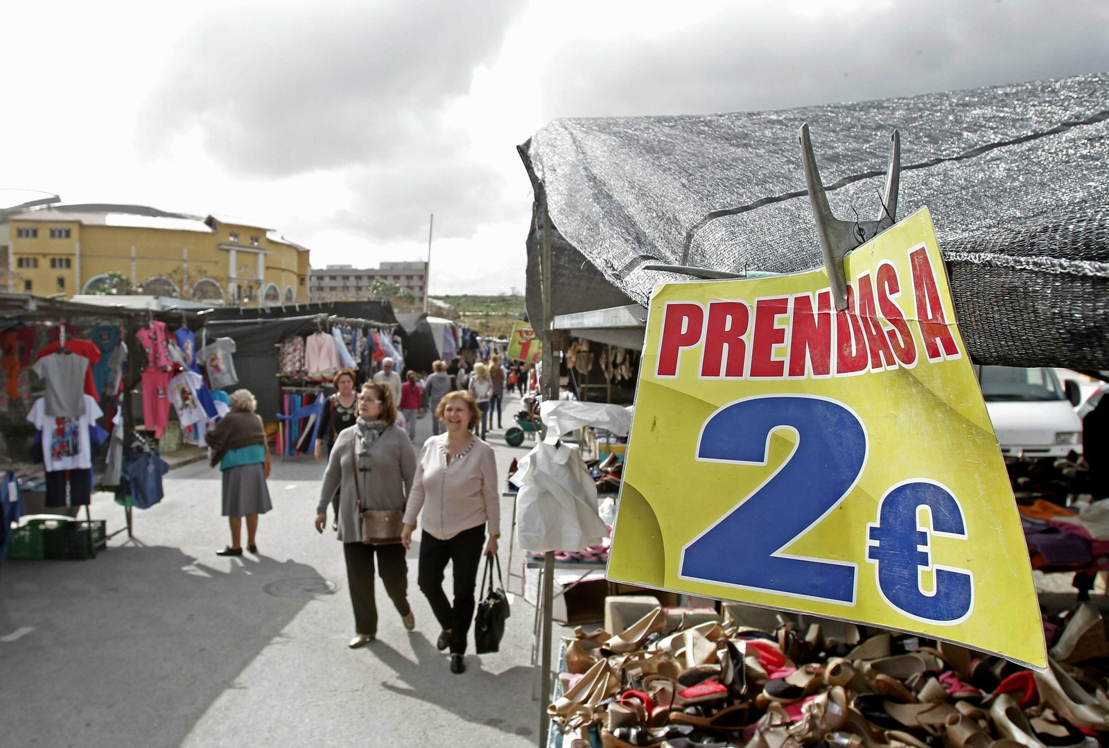 Clientes pasean por el mercadillo de Los Barrios.