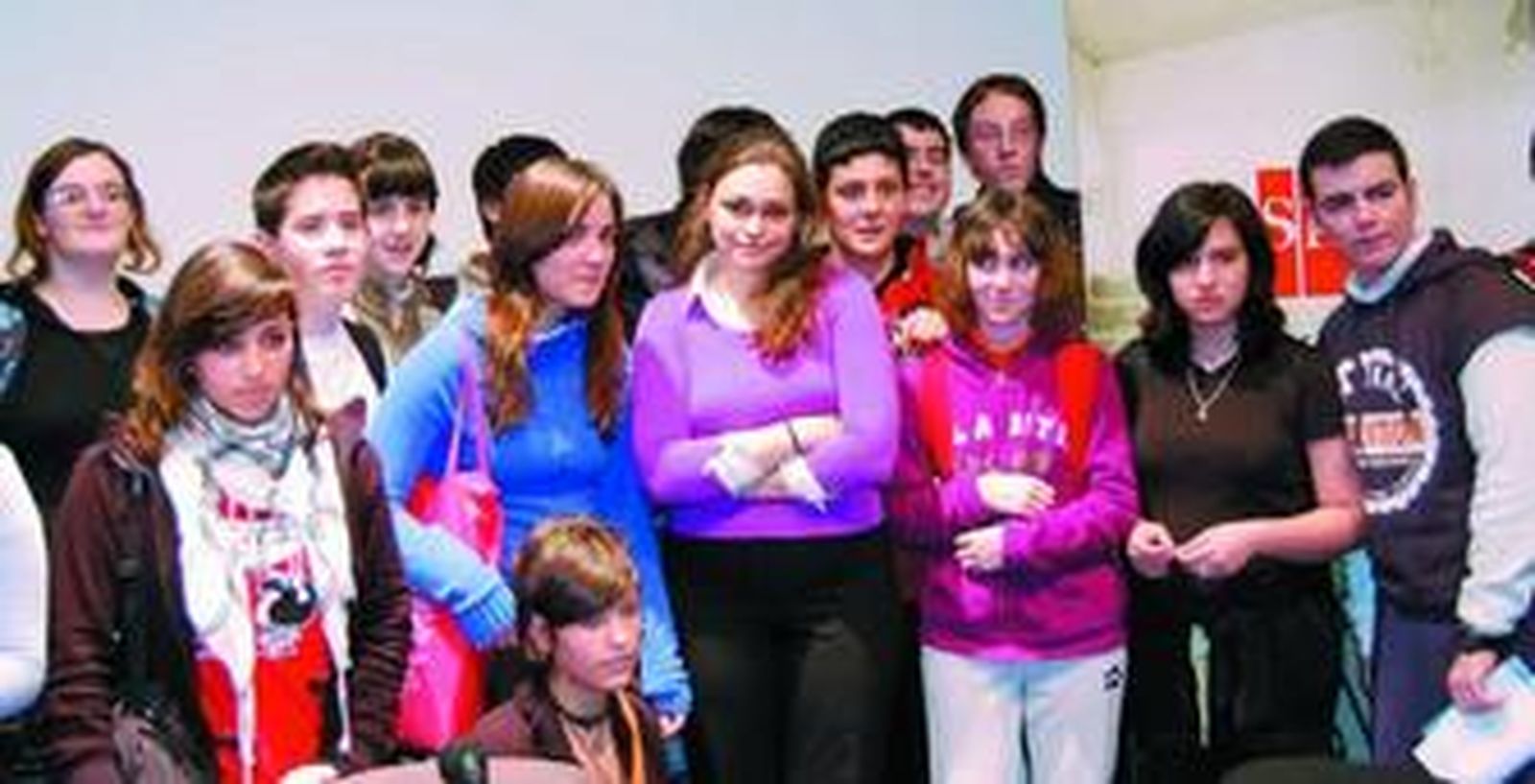 La escritora Laura Gallego, rodeada de algunos de sus jóvenes lectores motrileños.