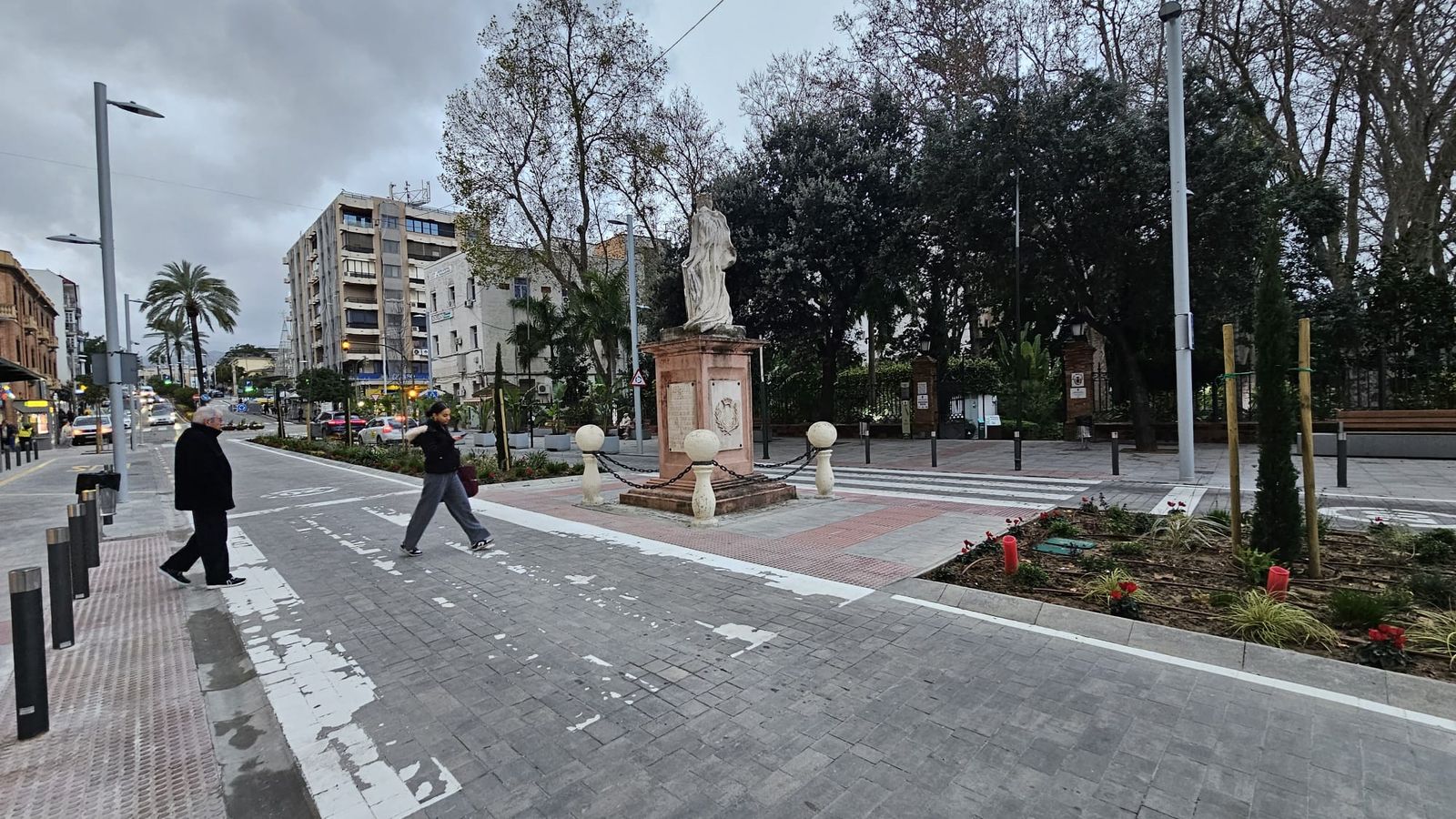 La avenida Blas Infante, con el paso de peatones borrado a pesar de la reciente reforma.