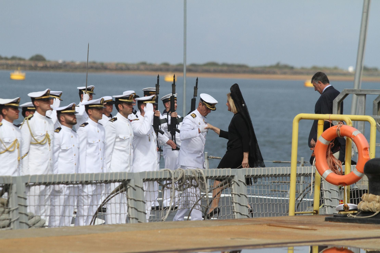 Entrega de la bandera de combate a la fragata Cristobal Colón