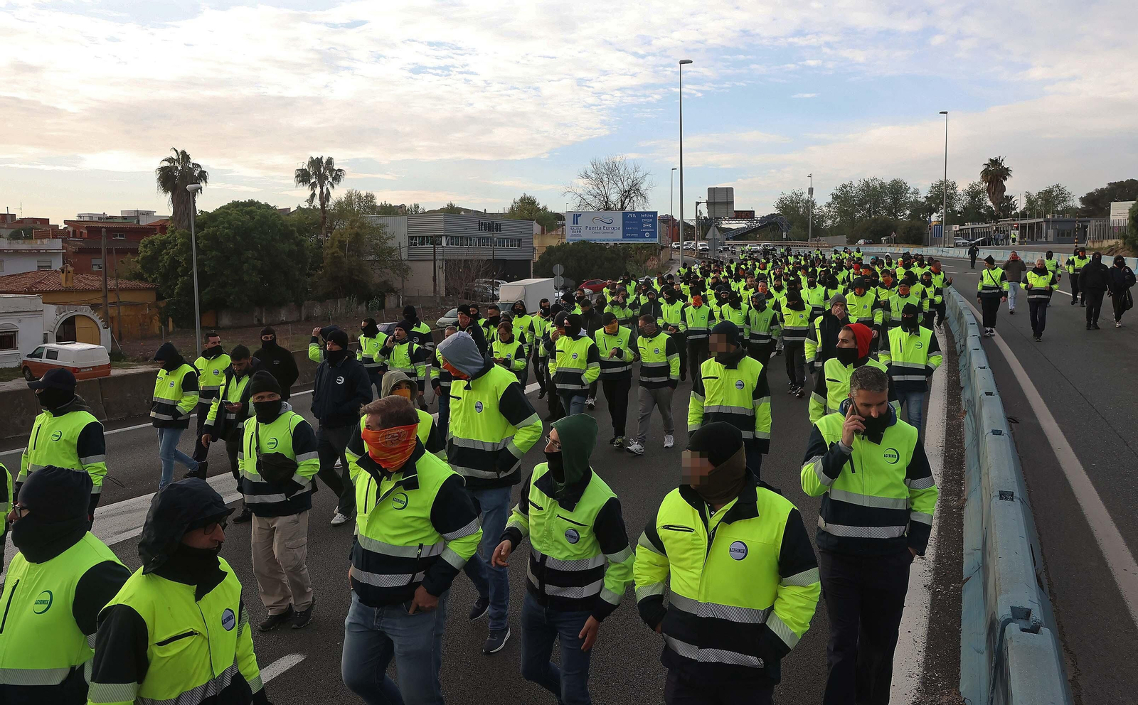 El nuevo corte de la A7 por los huelguistas de Acerinox, en imágenes