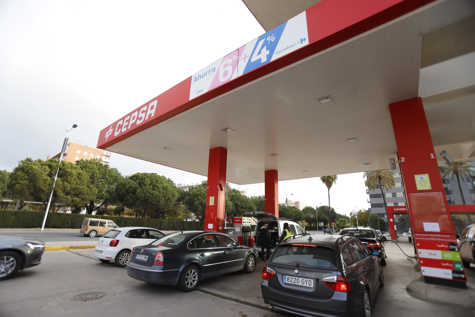 Imágenes de las gasolineras con el descuento de 20 céntimos del Gobierno en el combustible