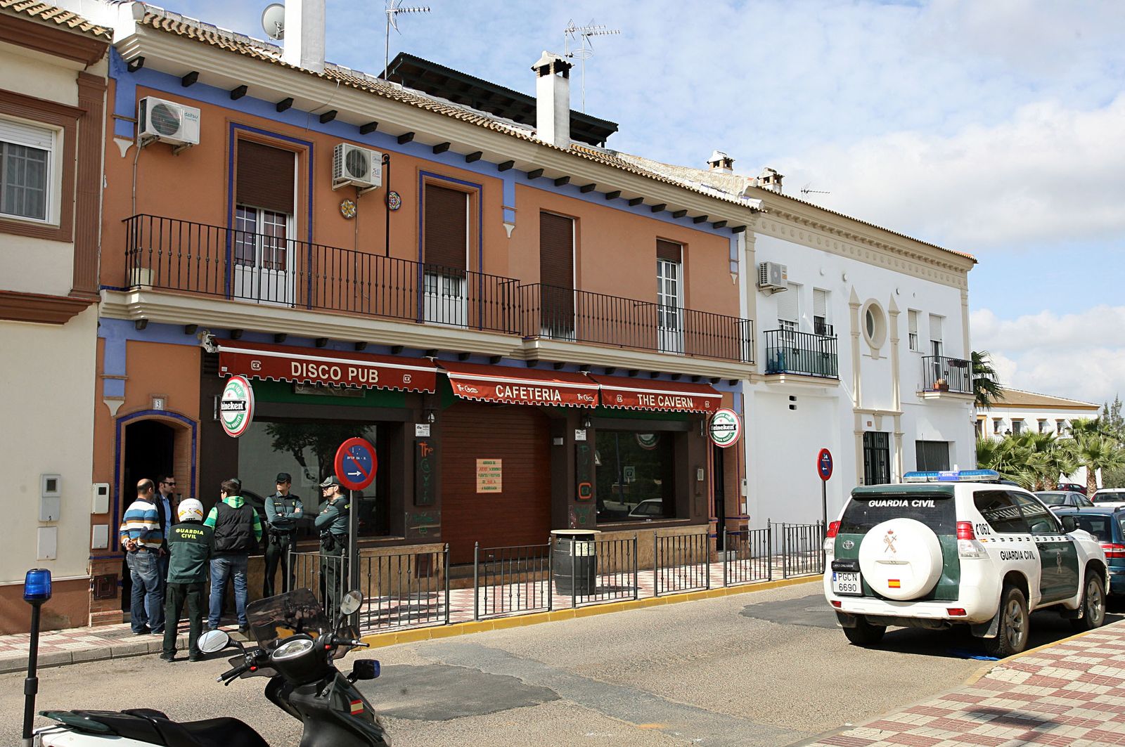 Casa en la que se cometió el doble crimen de Almonte custodiada por la Guardia Civil.