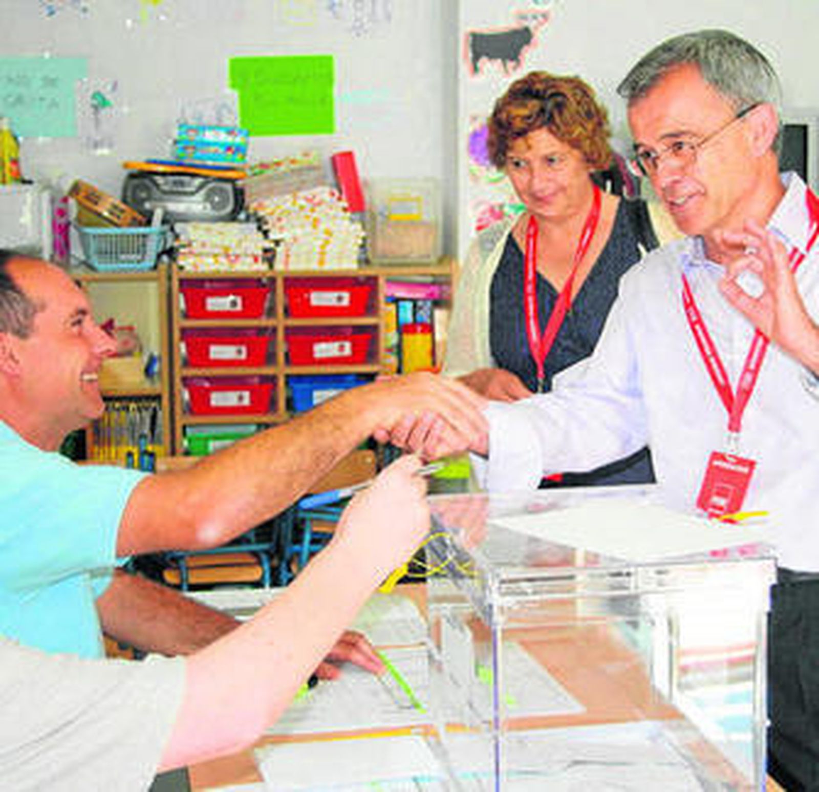 José Garrido saluda al presidente de la mesa electoral.