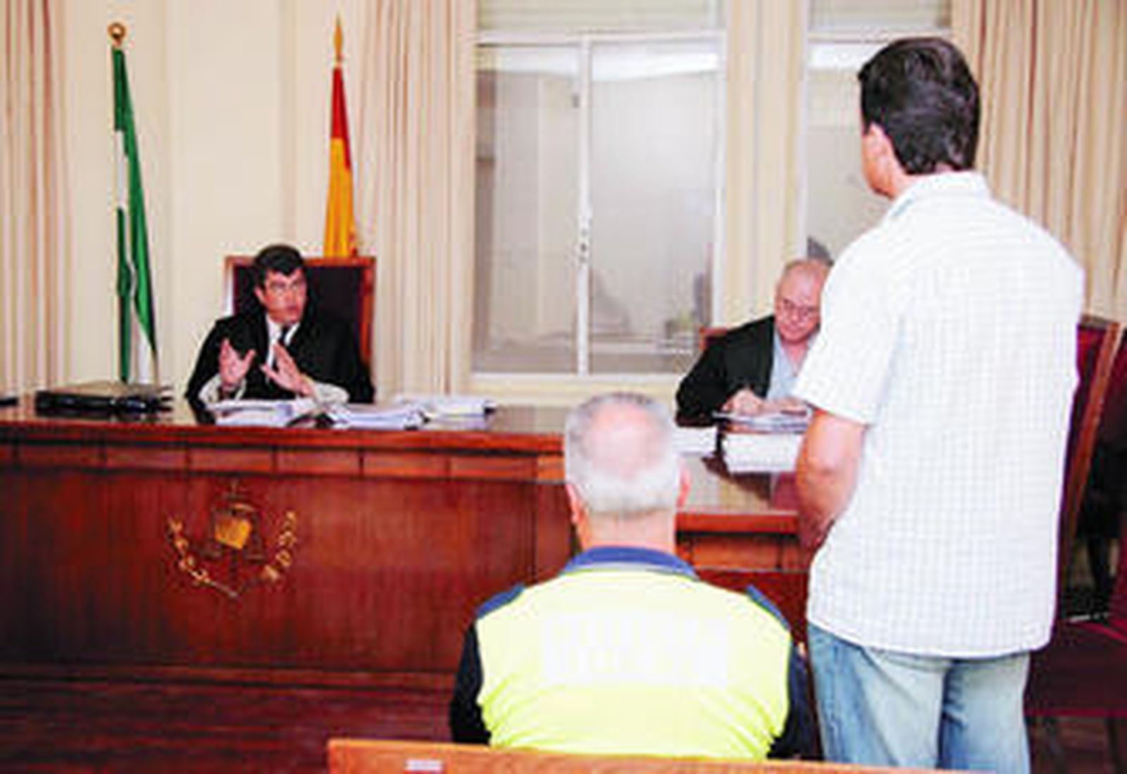 Un hombre declara ante el juez en un juicio de faltas, en una imagen de archivo.