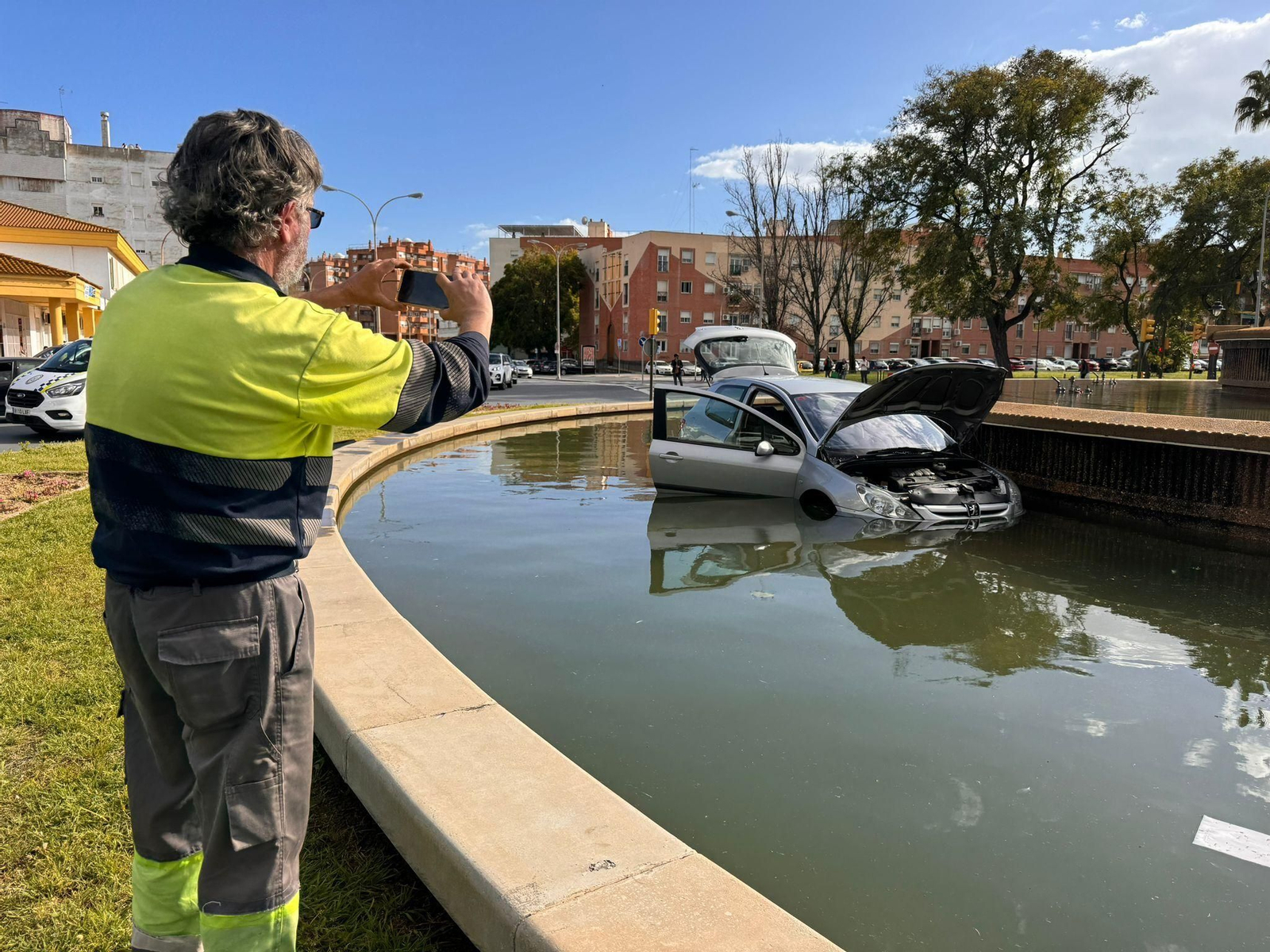 Las espectaculares imágenes de un coche accidentado que acabó en la fuente de la Avenida de Andalucía