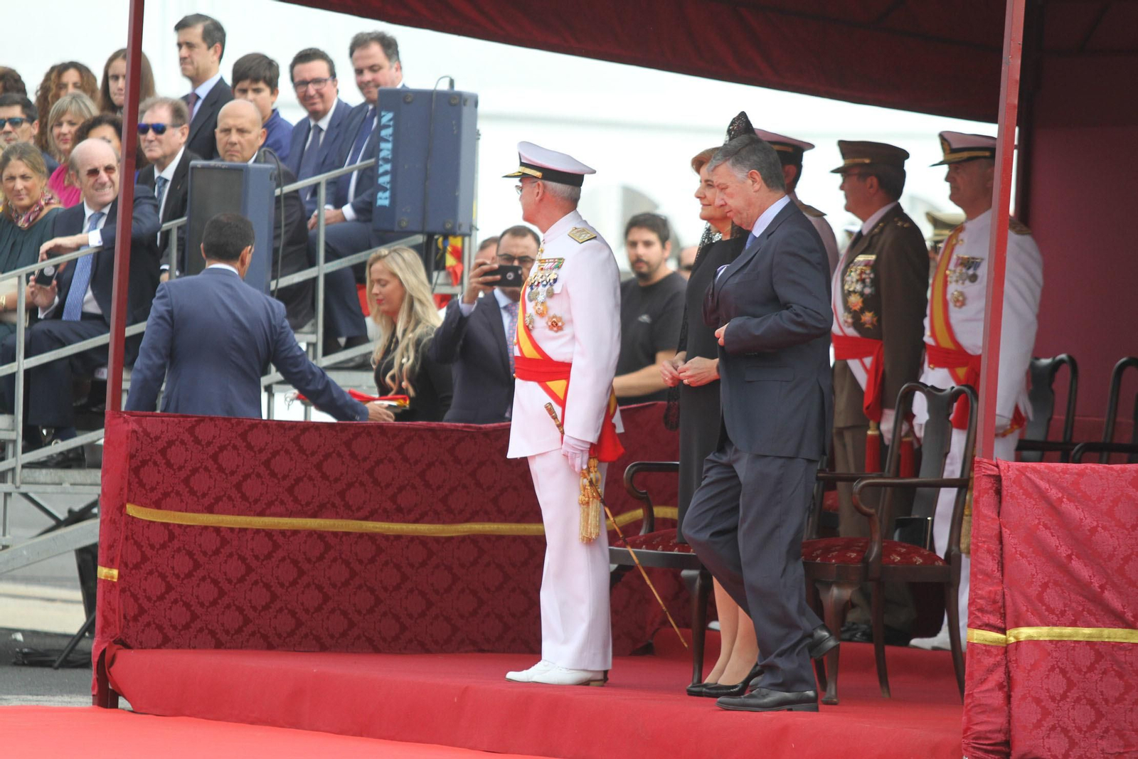 Entrega de la bandera de combate a la fragata Cristobal Colón
