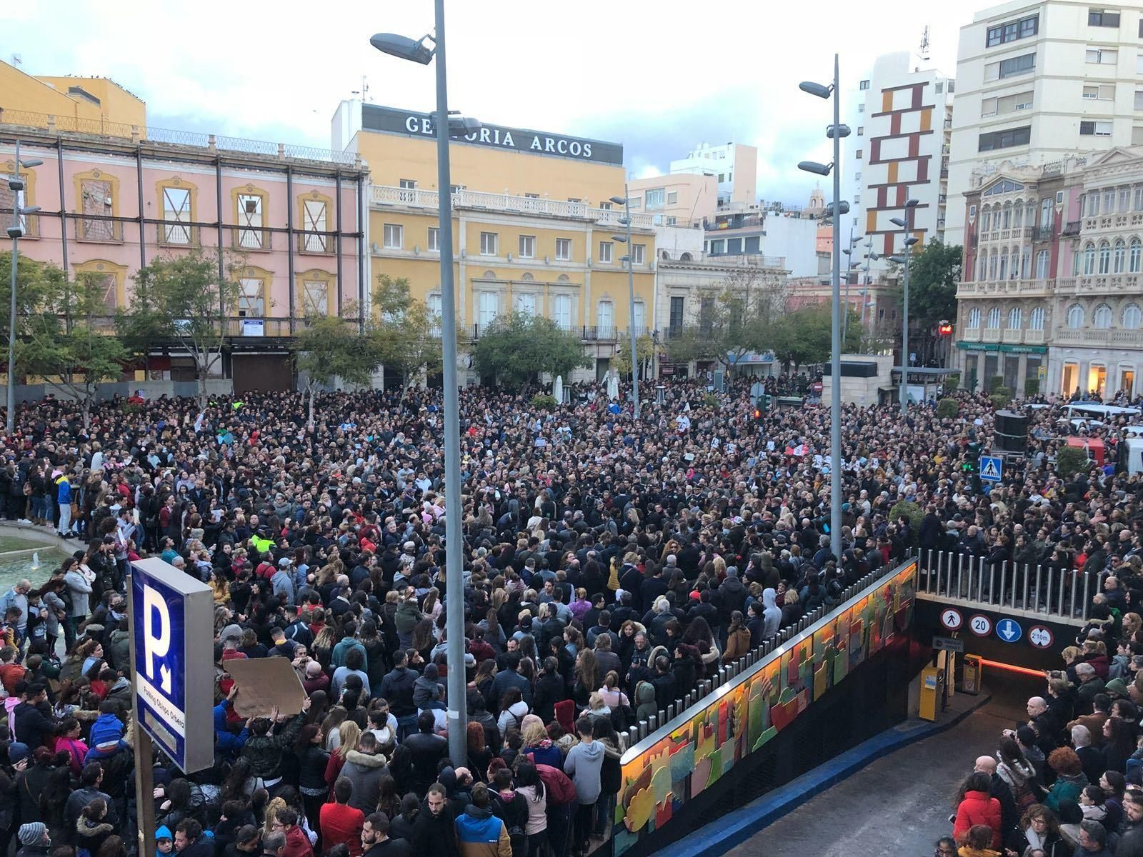 Miles de personas colapsan el centro de Almería en una concentración para guardar cinco minutos de silencio como muestra de respeto a la familia del pequeño.
