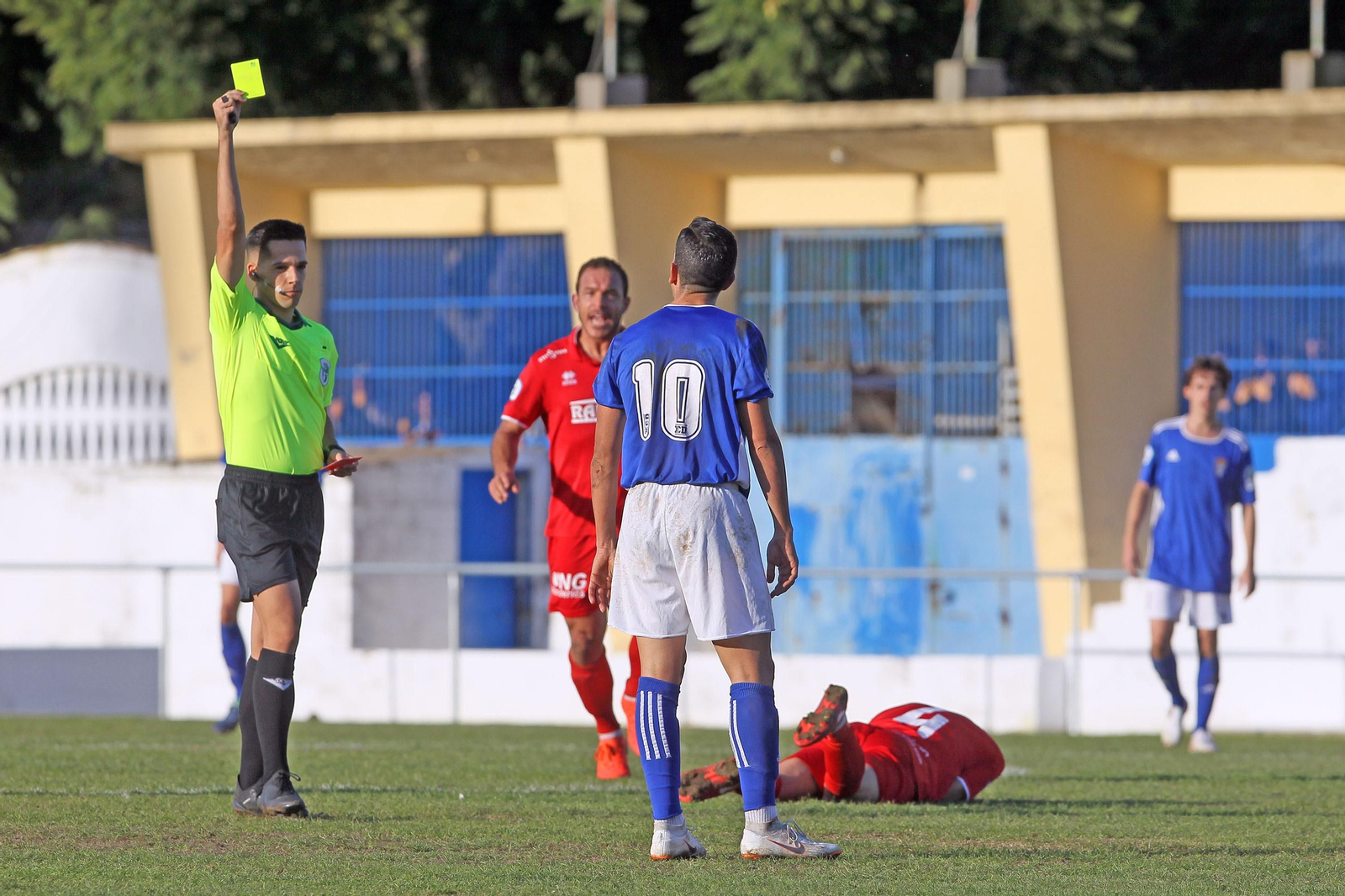 Aranda Delgado amonesta a Sergio Narváez en el Xerez CD - Xerez DFC de la temporada 18/19.