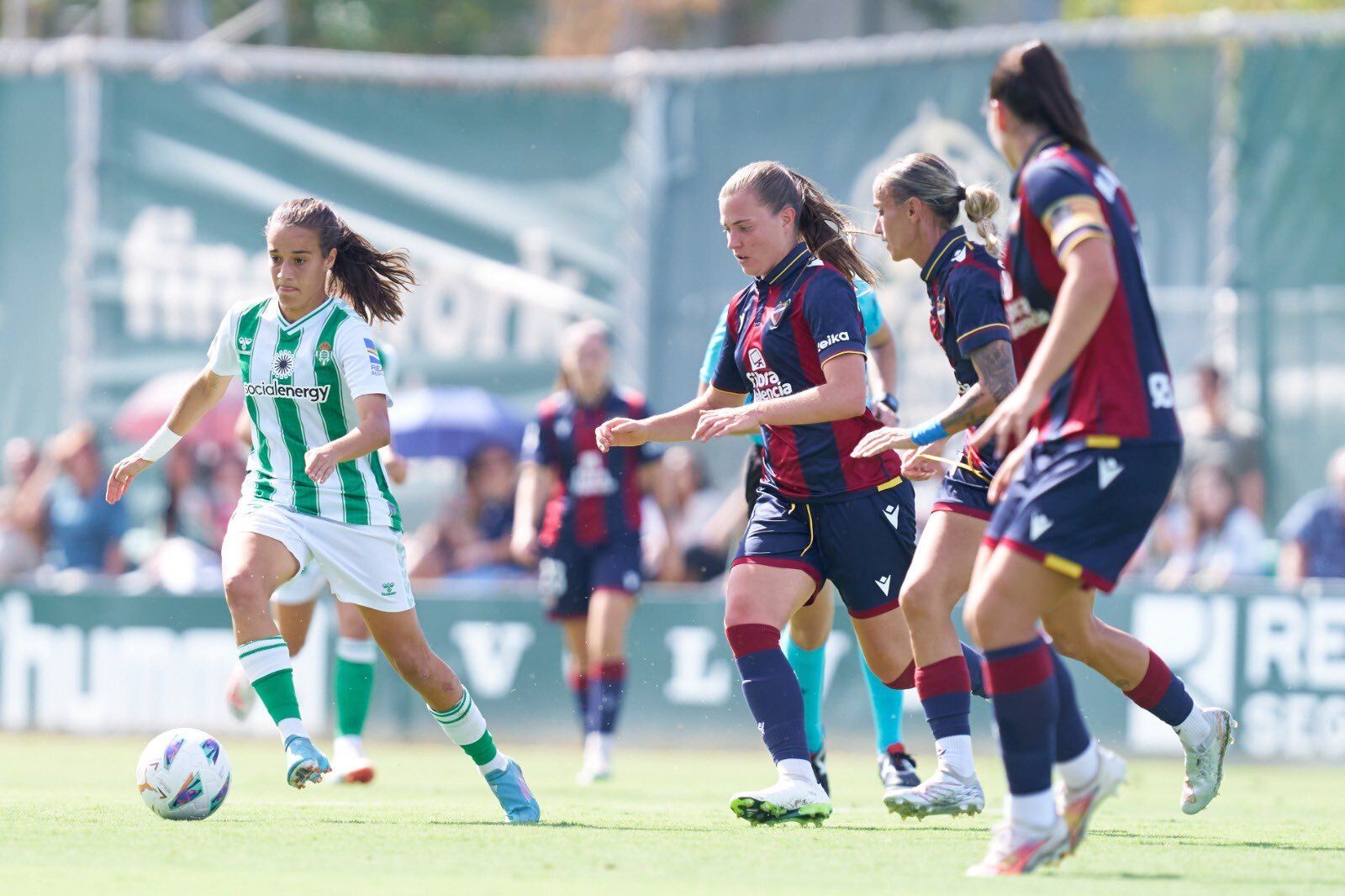 El La bética Rosa Márquez es presionada por hasta tres rivales del Levante.