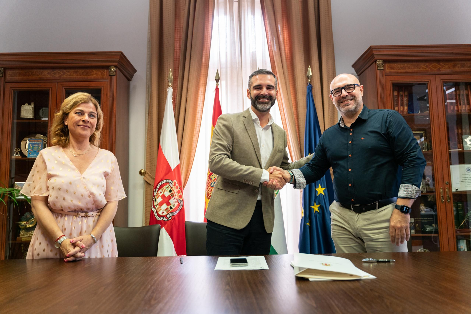 El alcalde y el presidente de Asoal, junto a la concejal de Familia